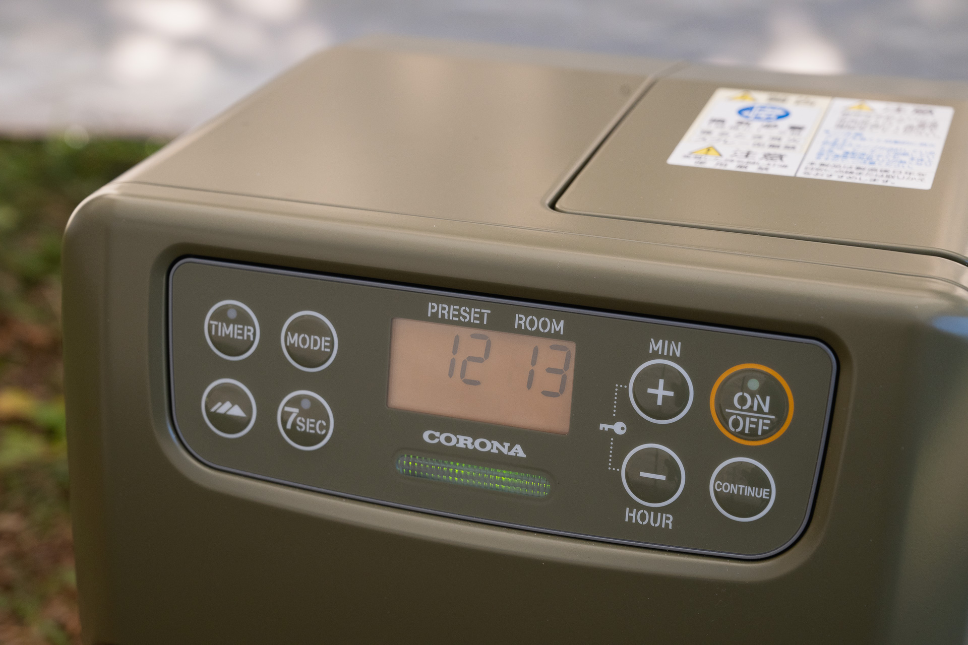 操作パネルはシンプル。ON、OFFボタンを押すだけ。温度調整は＋-ボタンで目標温度を設定する