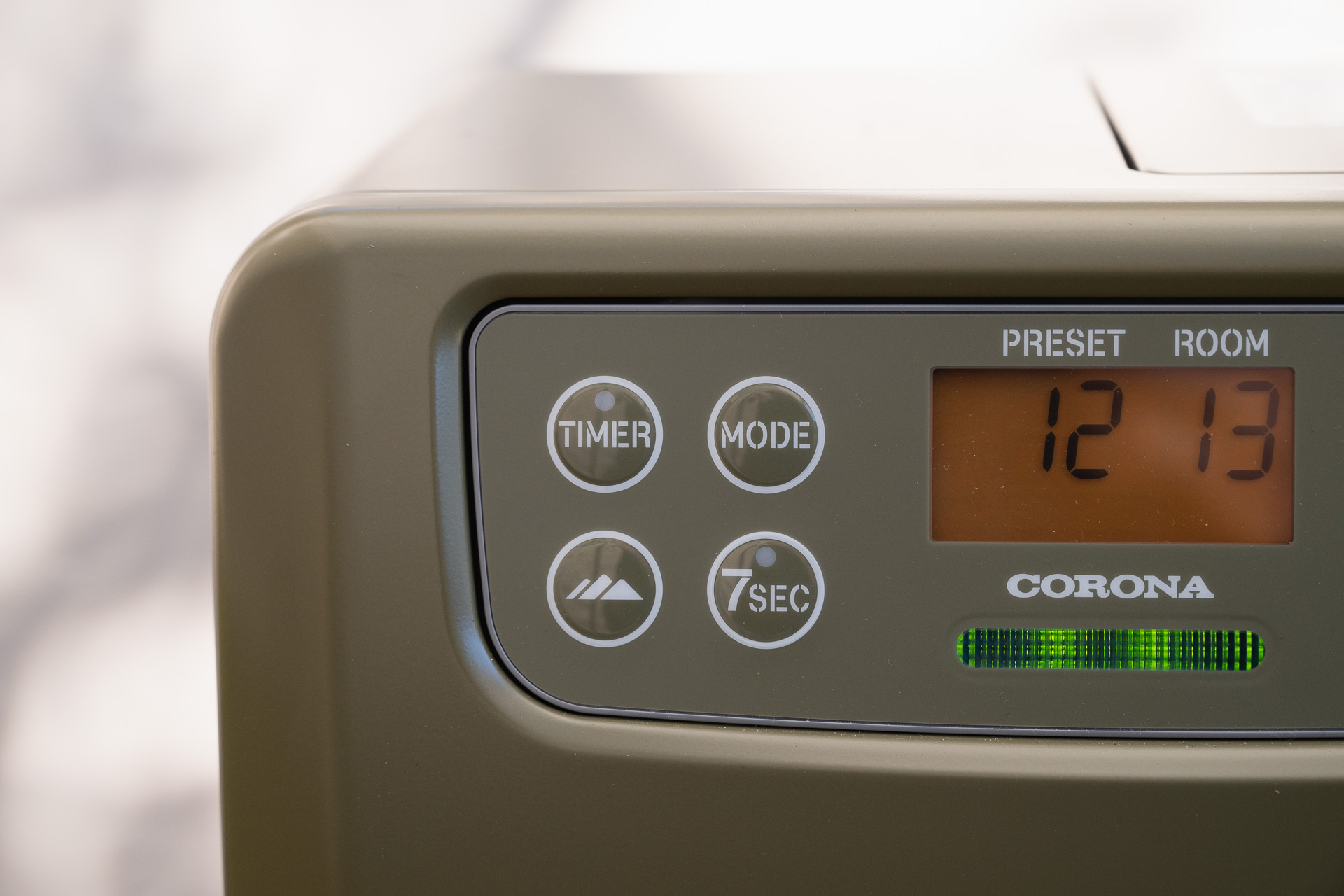 アウトドア仕様らしさが出ているのが、左下に見える山ボタン。標高に合わせて燃焼状態を調整するものだ。家庭用にその機能はあるが2ボタンでの設定。FH-CP25Y（G）では1ボタン。7secと書かれたボタンは秒速点火と呼ばれる、点火を早めるボタン。ただし、この機能を使っていると平均80Wの電力を消費するので賢く使ってください