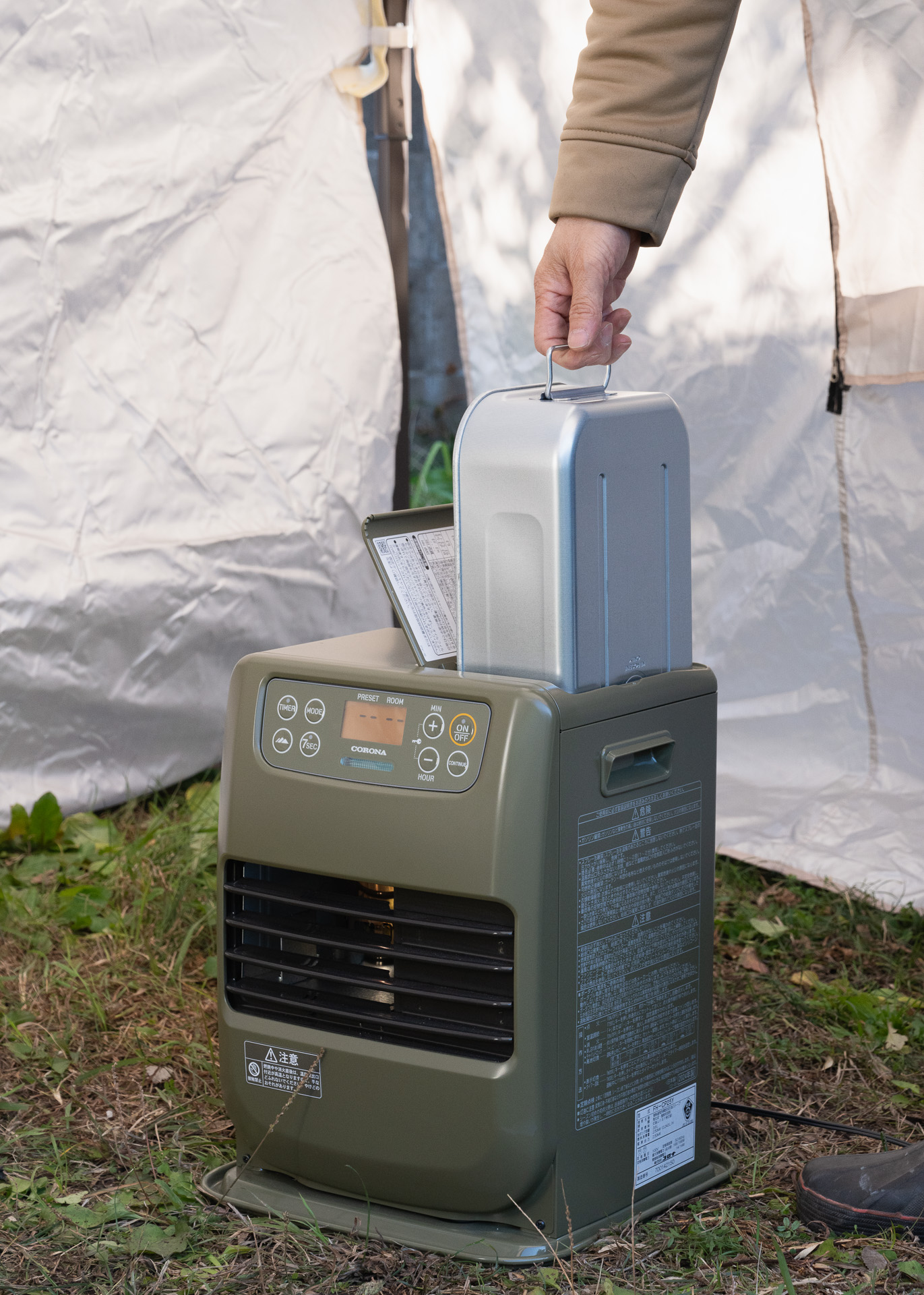 給油はタンク式。満タン3.6L。最弱燃焼なら連続運転はなんと56.3時間