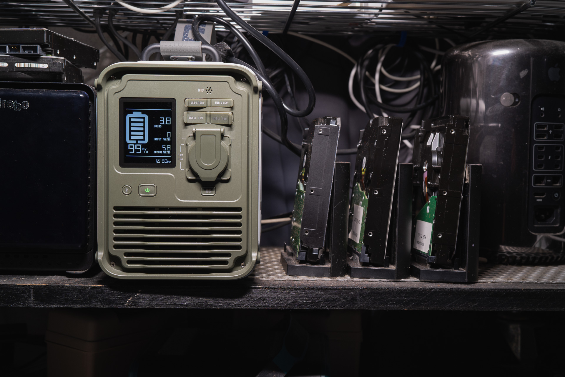 普段はUPSとして使う。USB-Cハブを介してMacBookPro、HDD3台の電源を接続した。MacBook Proは軽作業、HDDは待機状態で50Wを消費しているので、充電電力は100Wに設定している