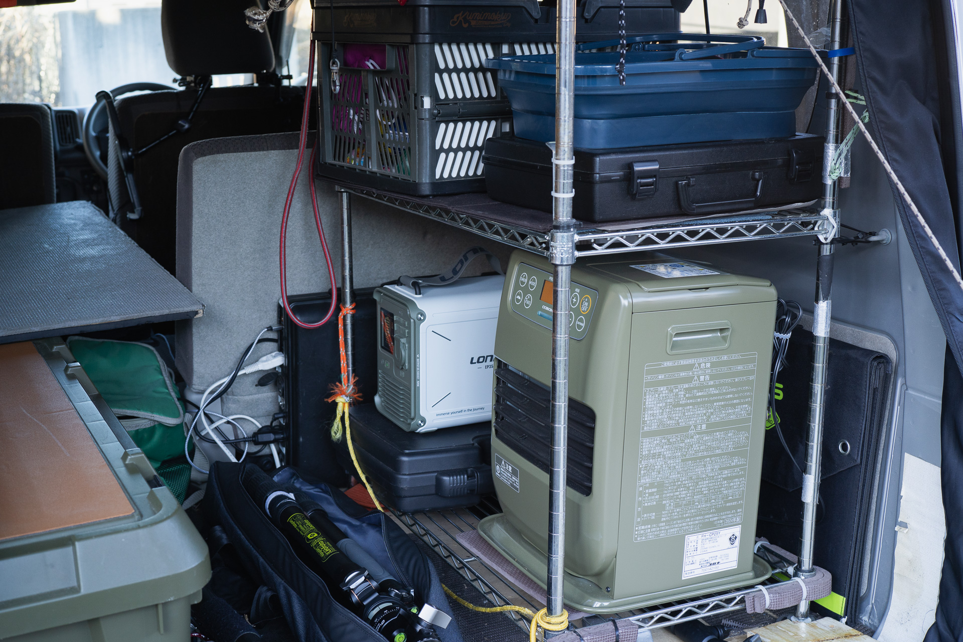 カーゴに「コロナ FH-CP25Y（G）」と「Loncin EP-350」を積んでみた。大きさの感じが掴めるだろうか。車内での使用は厳禁