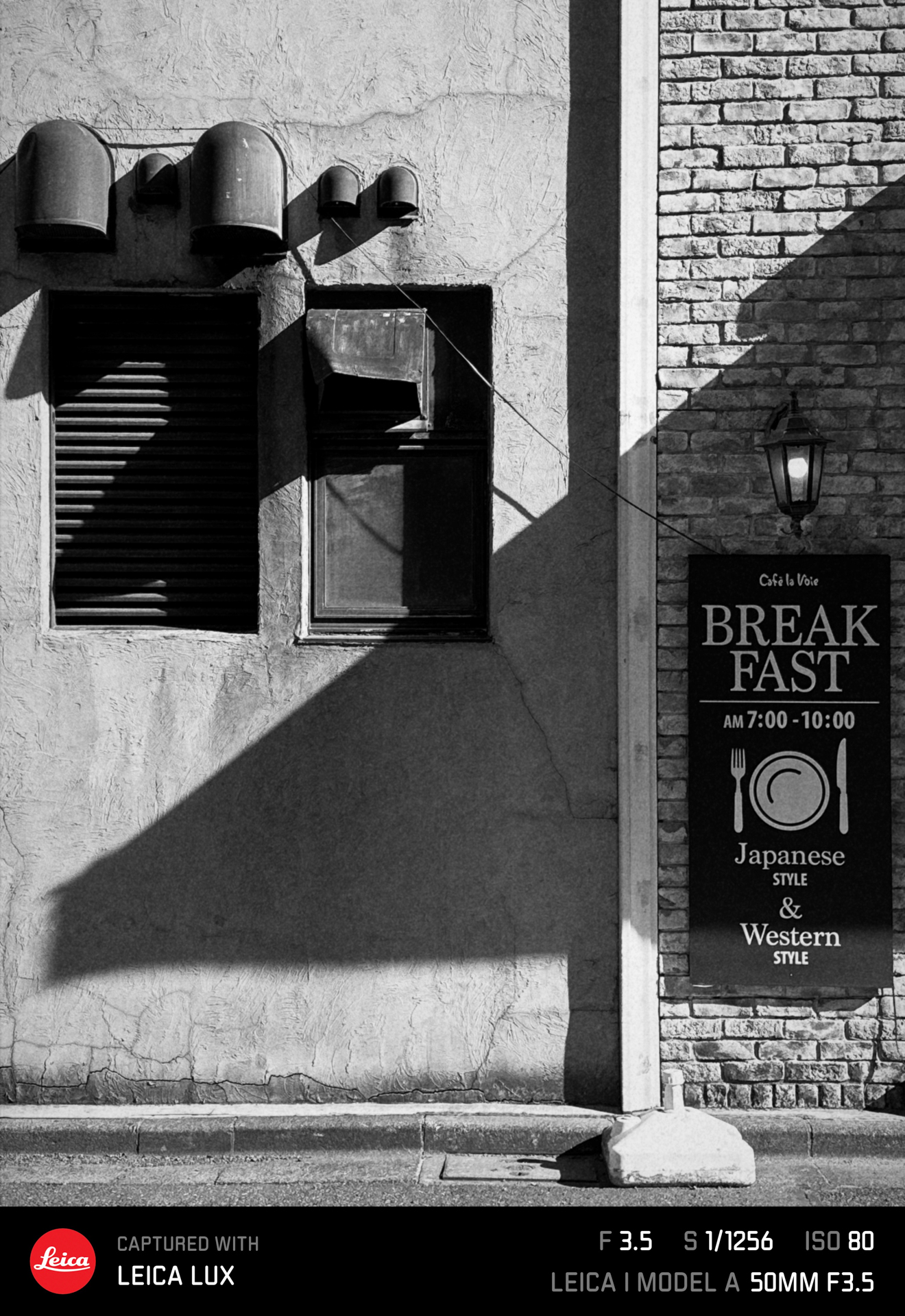 原点のとなる50mm画角と、モノクロフィルム風の質感で撮影できる（β版で撮影）