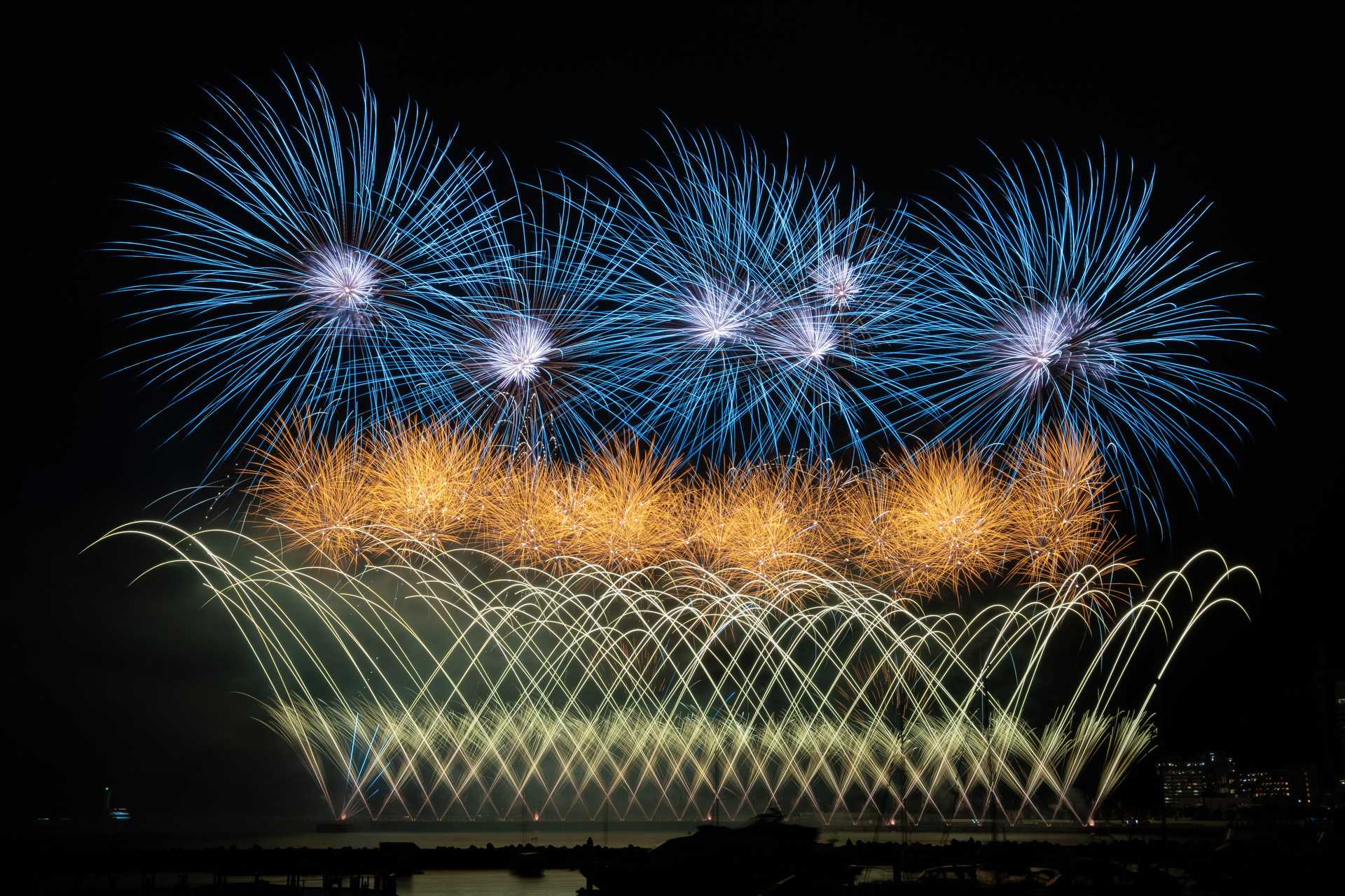 熱海海上花火大会（静岡県熱海市）撮影：金武武