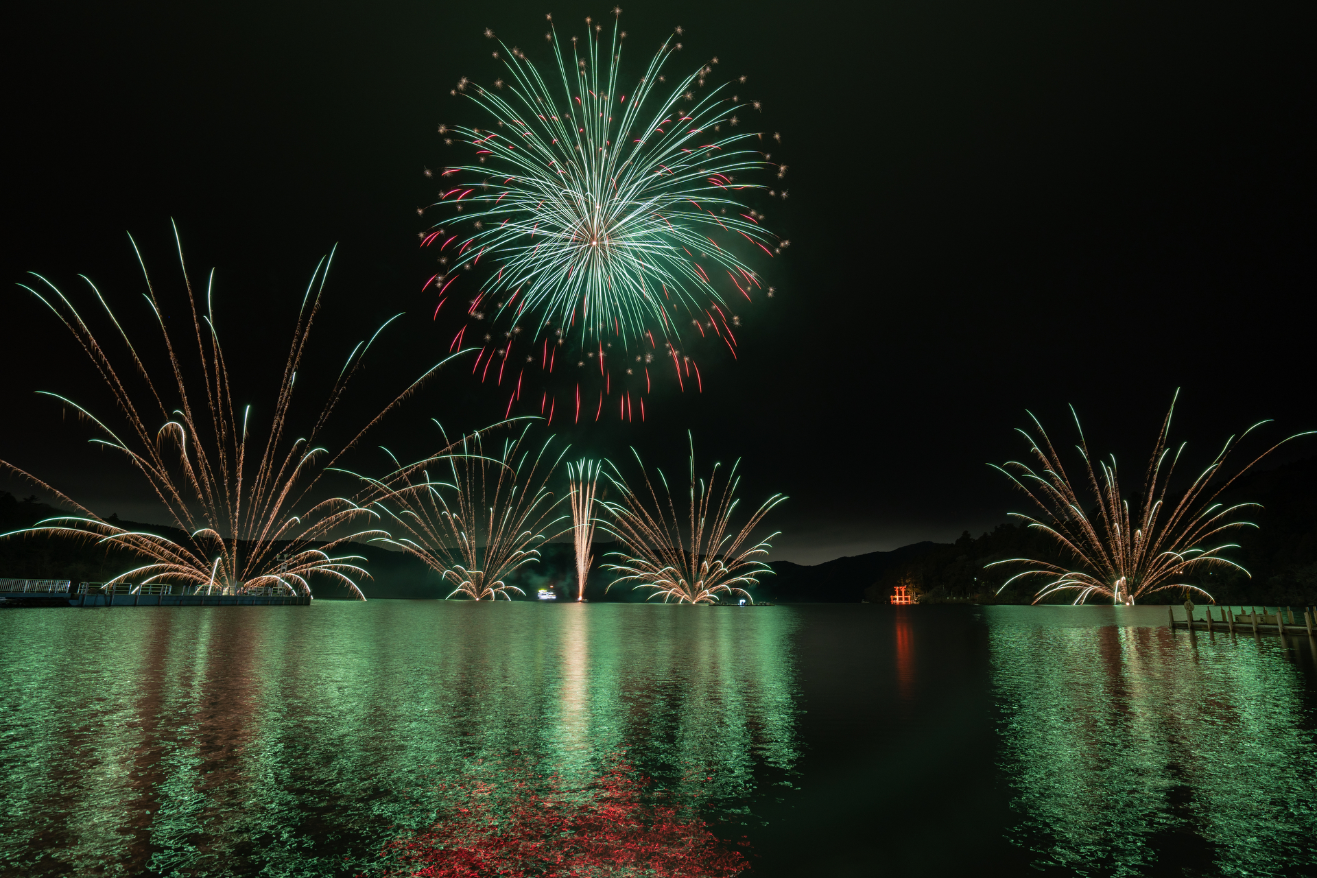 芦ノ湖冬景色花火大会 節分祭奉祝花火大会（神奈川県箱根町）撮影：金武武