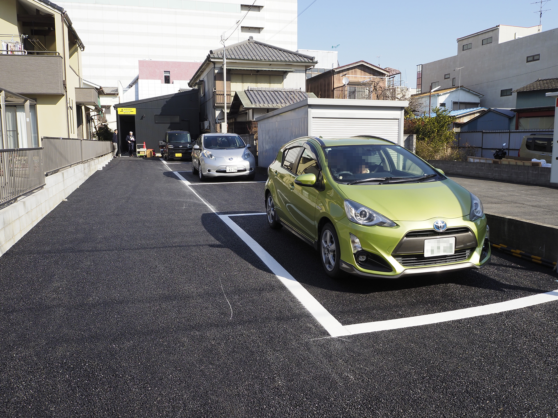 新設された駐車場。3台の車が駐車できる