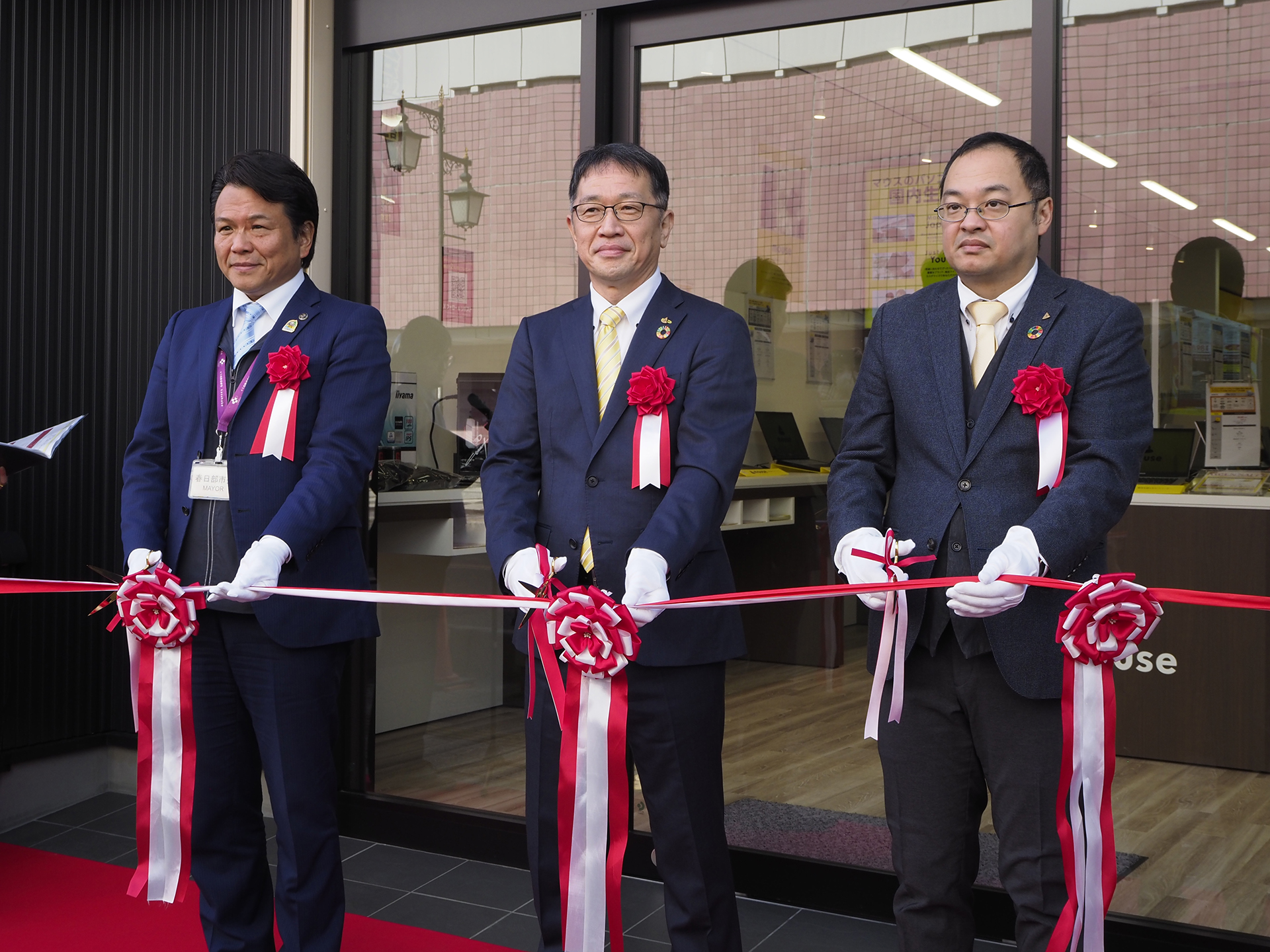 左から春日部市長の岩谷一弘氏、マウスコンピューター代表取締役社長の軣秀樹氏、春日部ダイレクトショップ プラス店長の稲田洋平氏