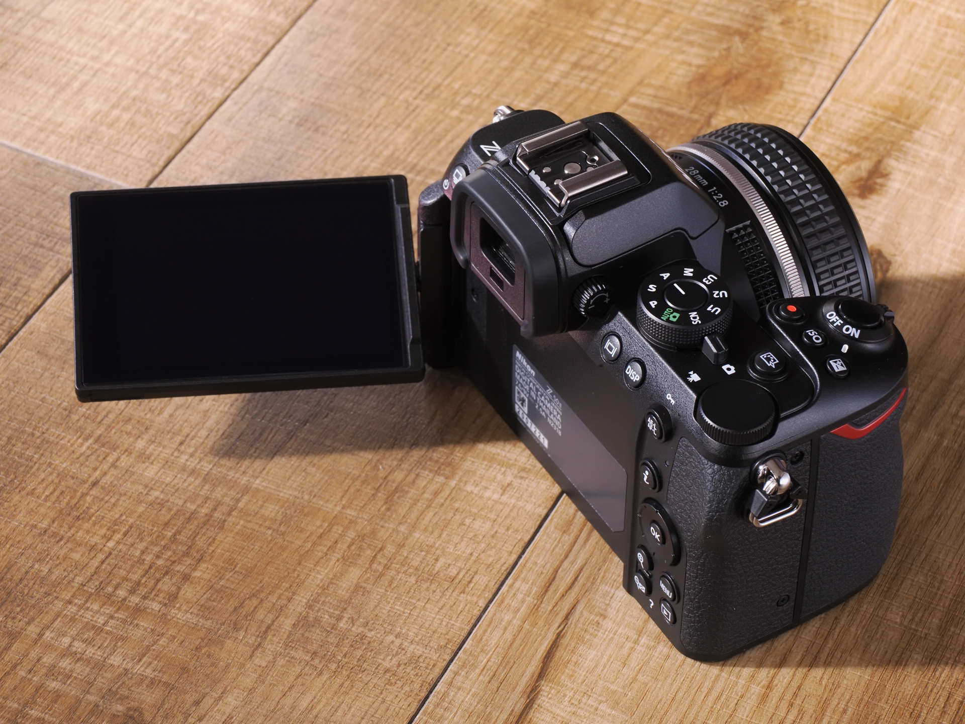 バリアングルはもう慣れたので、大丈夫です。年寄りは足が痛いのでローアングルの時とか積極的に使いますぜ。