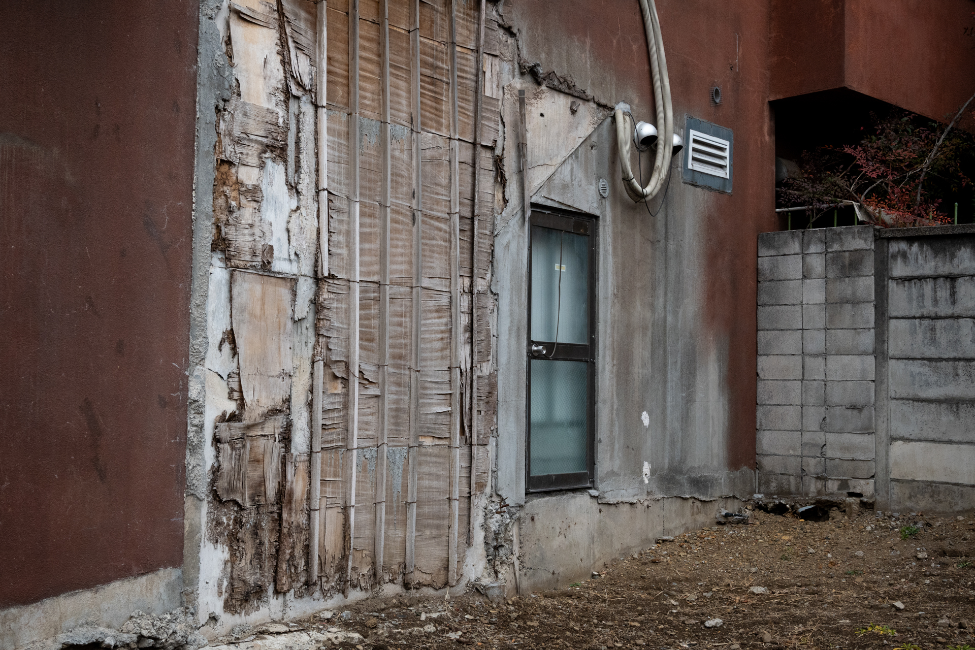 都市の片隅という光景なんですが、Z50IIくんはドアのところにフォーカスを合わせに行って驚いたり。<br><span class="fnt-85">ニコン Z50II／NIKKOR Z 24-70mm f/4 S／33.5mm（50mm相当）／絞り優先AE（1/800秒、F8.0、−0.7EV）／ISO 800</span>