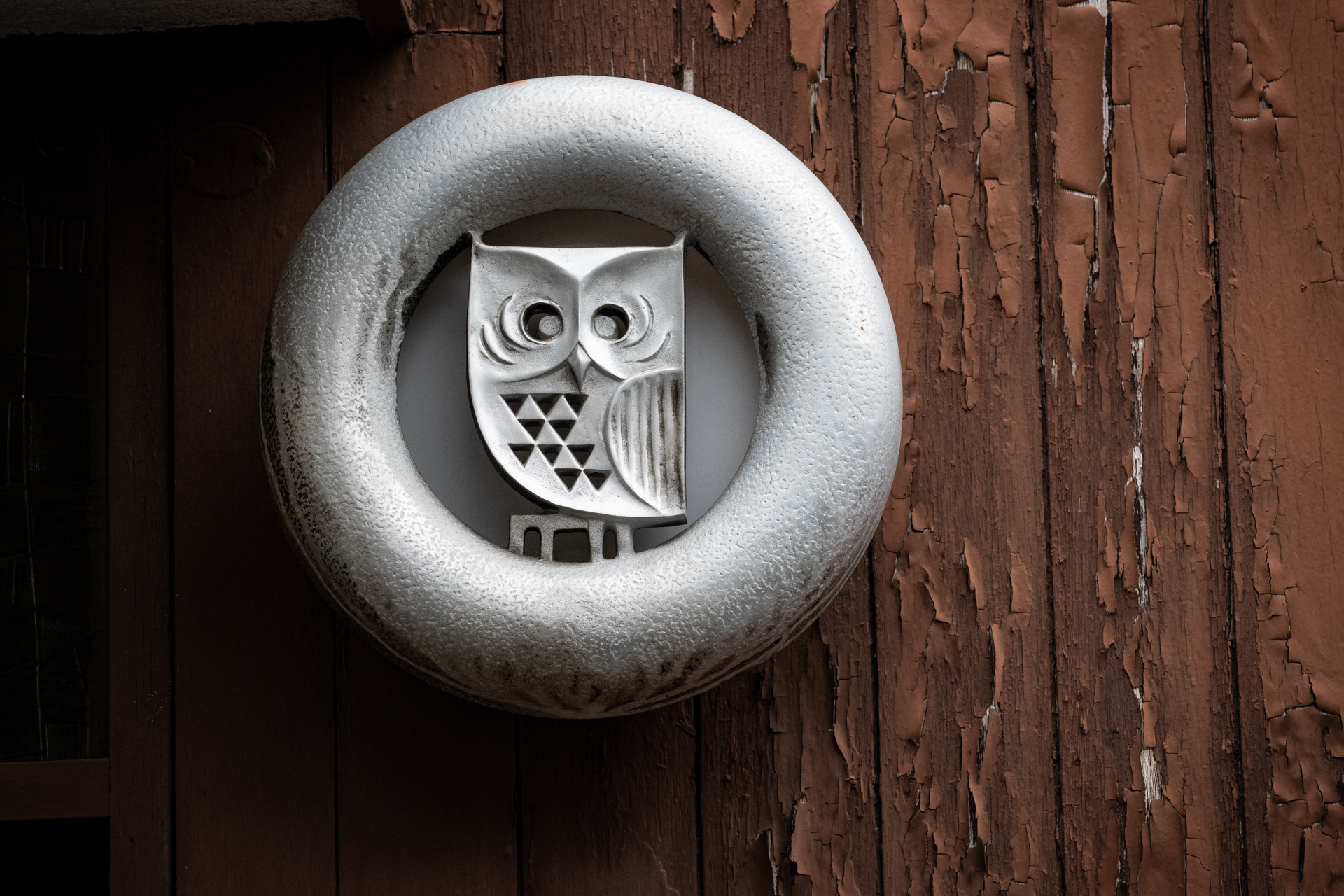 屋外にあったフクロウの飾りです。瞳AFになります。質感描写がいいですよね、けっこうな曇天ですが、階調の繋ぎ方が雑じゃないのが素晴らしいですね。<br><span class="fnt-85">ニコン Z50II／NIKKOR Z 24-70mm f/4 S／70mm（105mm相当）／絞り優先AE（1/640秒、F7.1、−0.3EV）／ISO 800</span>