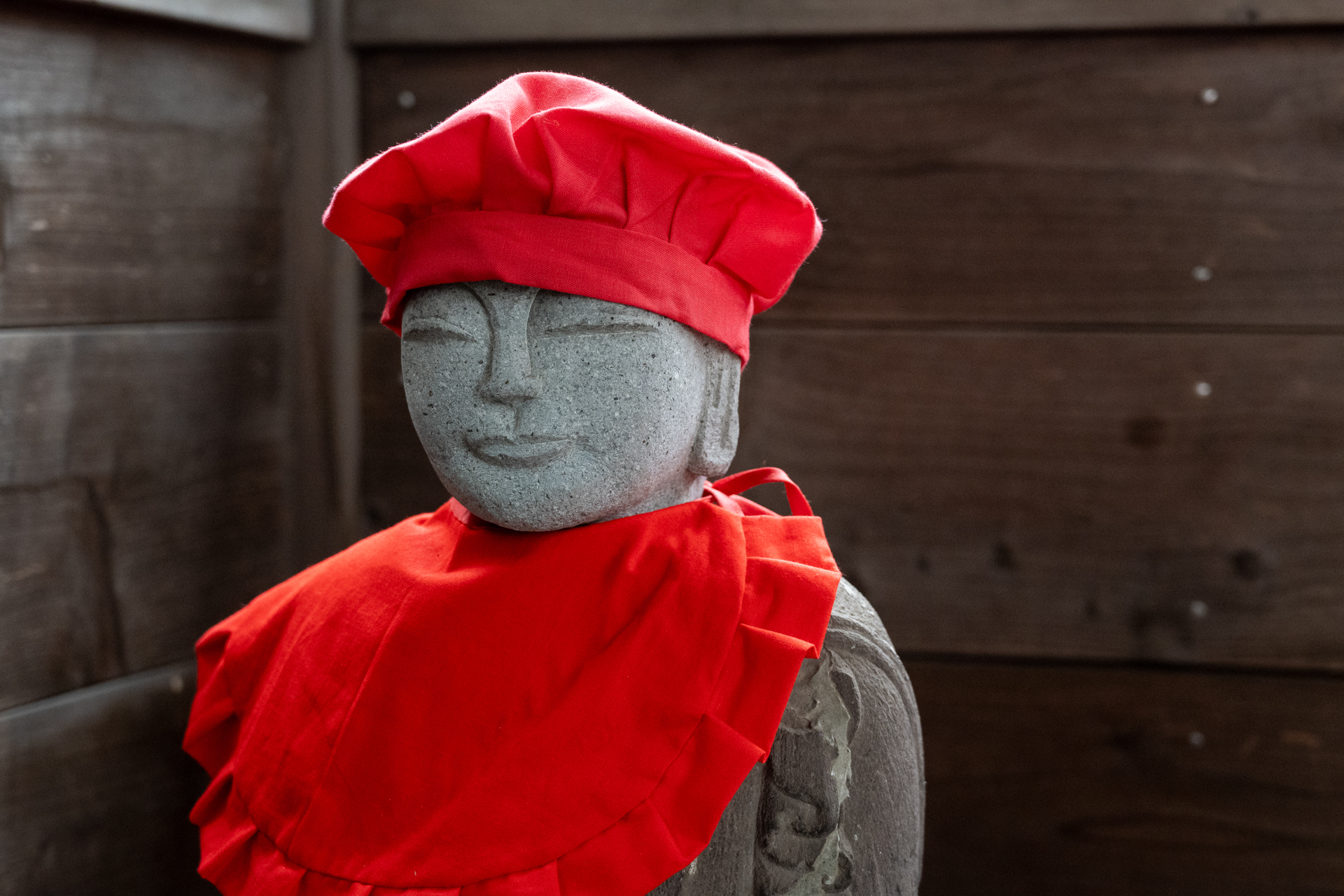 逆光条件ですが、顔の出方も素直ですし、こんな目の細いお地蔵さんにも目のところにフォーカスが合います。こちらがやろうとしていることがわかるみたいですね。<br><span class="fnt-85">ニコン Z50II／NIKKOR Z 24-70mm f/4 S／49mm（73mm相当）／絞り優先AE（1/250秒、F4.0、−1.0EV）／ISO 1600</span>