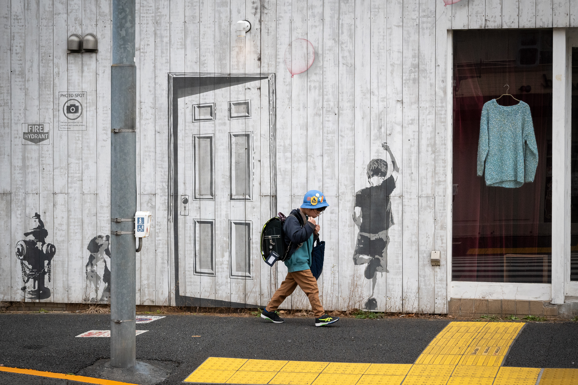 とっさの条件だったのですが、さすがにZ50IIくんは壁の画にフォーカスを合わせにいきました。問題ないんですけどね。<br><span class="fnt-85">ニコン Z50II／NIKKOR Z 24-70mm f/4 S／57mm（85mm相当）／絞り優先AE（1/1,250秒、F6.3、−0.3EV）／ISO 800</span>