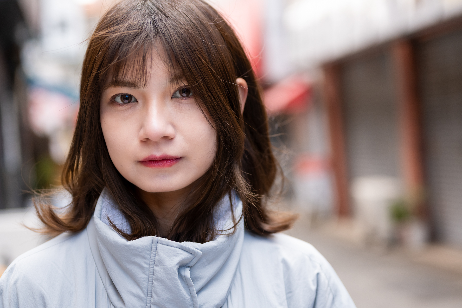 女性モデルさんの場合は、自然にストレスなくフォーカシングするためか、撮らされる、あるいは撮りすぎる状態になったり。後で選択が大変です。モデル：<a href="https://x.com/okw_hi_">ひぃな</a><br><span class="fnt-85">ニコン Z50II／NIKKOR Z 50mm f/1.8 S／50mm（75mm相当）／絞り優先AE（1/800秒、F2.0、＋0.3EV）／ISO 400</span>