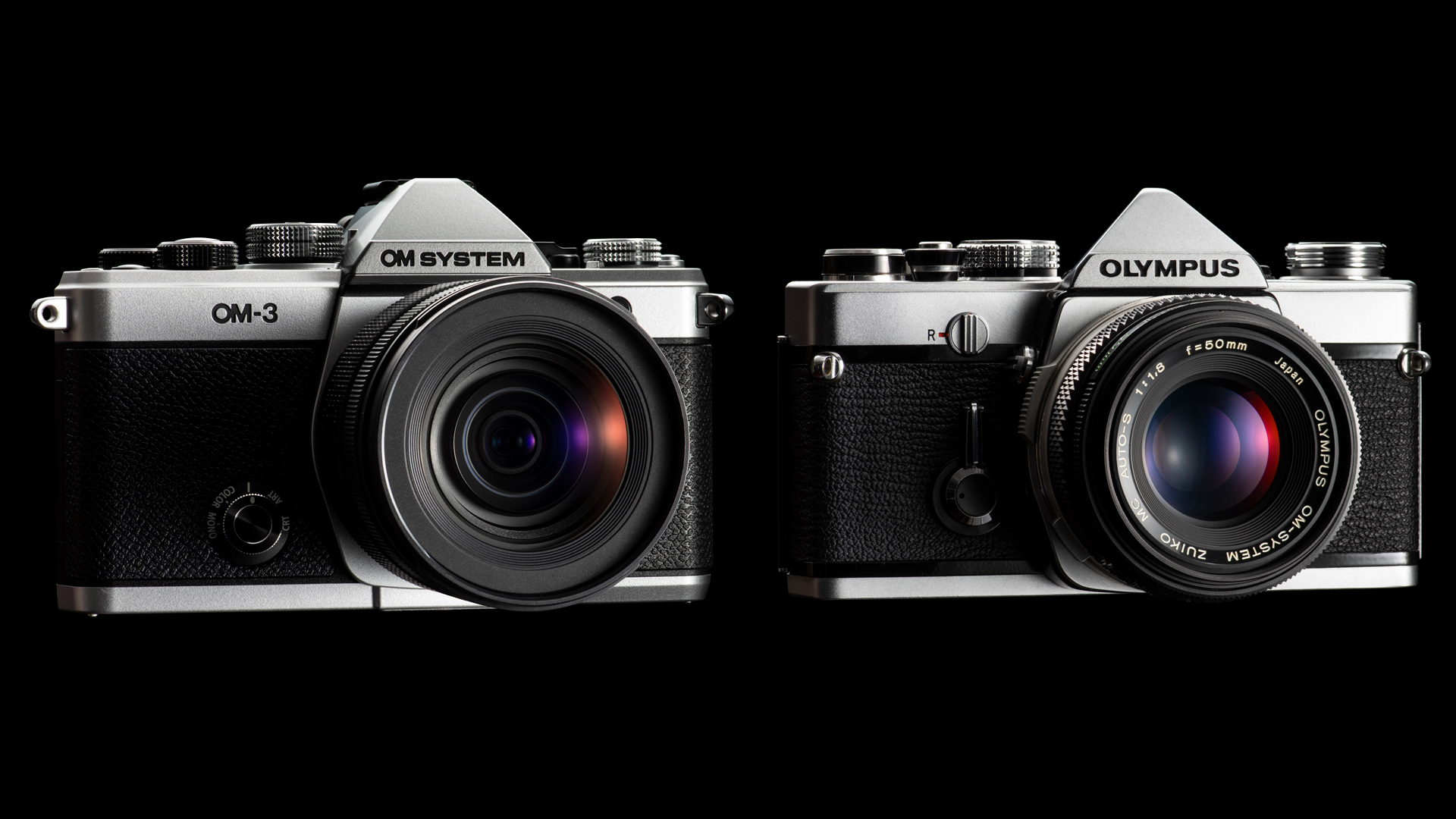 左が「OM SYSTEM OM-3」、右がフィルムカメラの「OLYMPUS OM-1」
