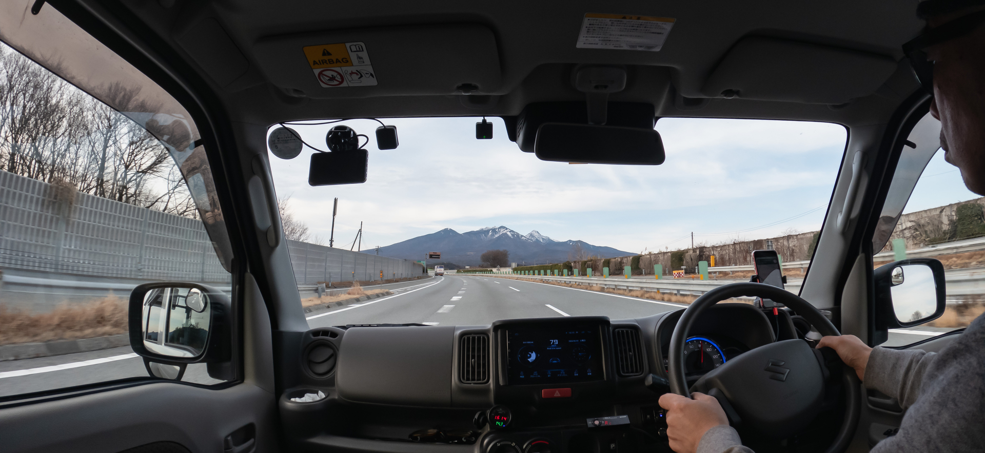 神戸に出張、移動の途中。僕は関西方面に移動する際は概ね中央道を使う。まあ、途上に友人との天文台があるせいもあるが中央道の景色が好きだからかな。写真は長坂インターチェンジ付近。八ヶ岳が真正面に見えていいのだ。この他にも諏訪湖が綺麗に見えたりその先も中央アルプスを眺めながらの快適なドライブが続く。こんなふうに景色を眺めていると車窓がつまりシアターに思えてくる。座りながらにして、景色が移り変わってゆくさまが、運転することの楽しみだよなあと感じる時間なんだよね