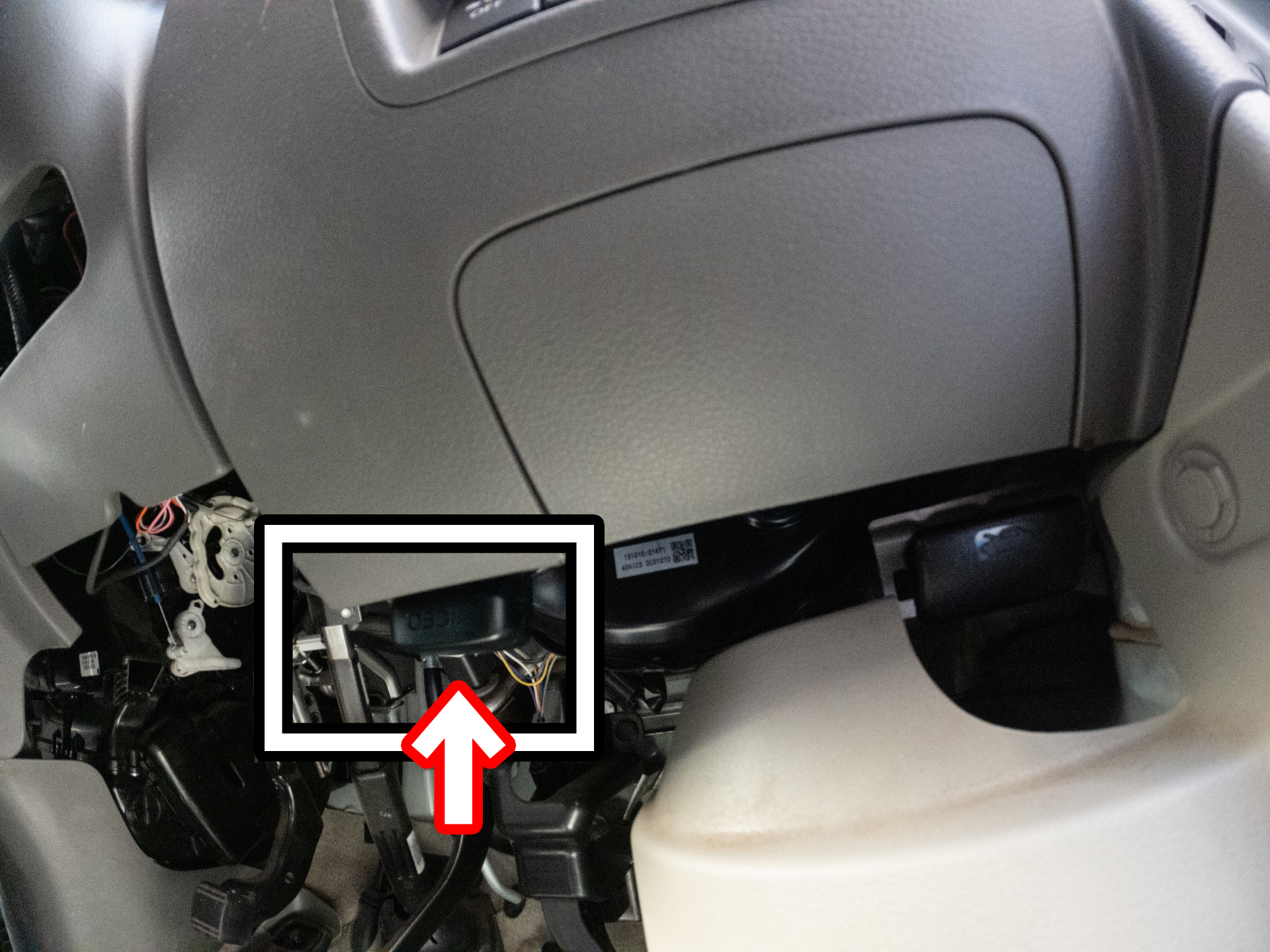 運転席側のダッシュボードを下側から見ています