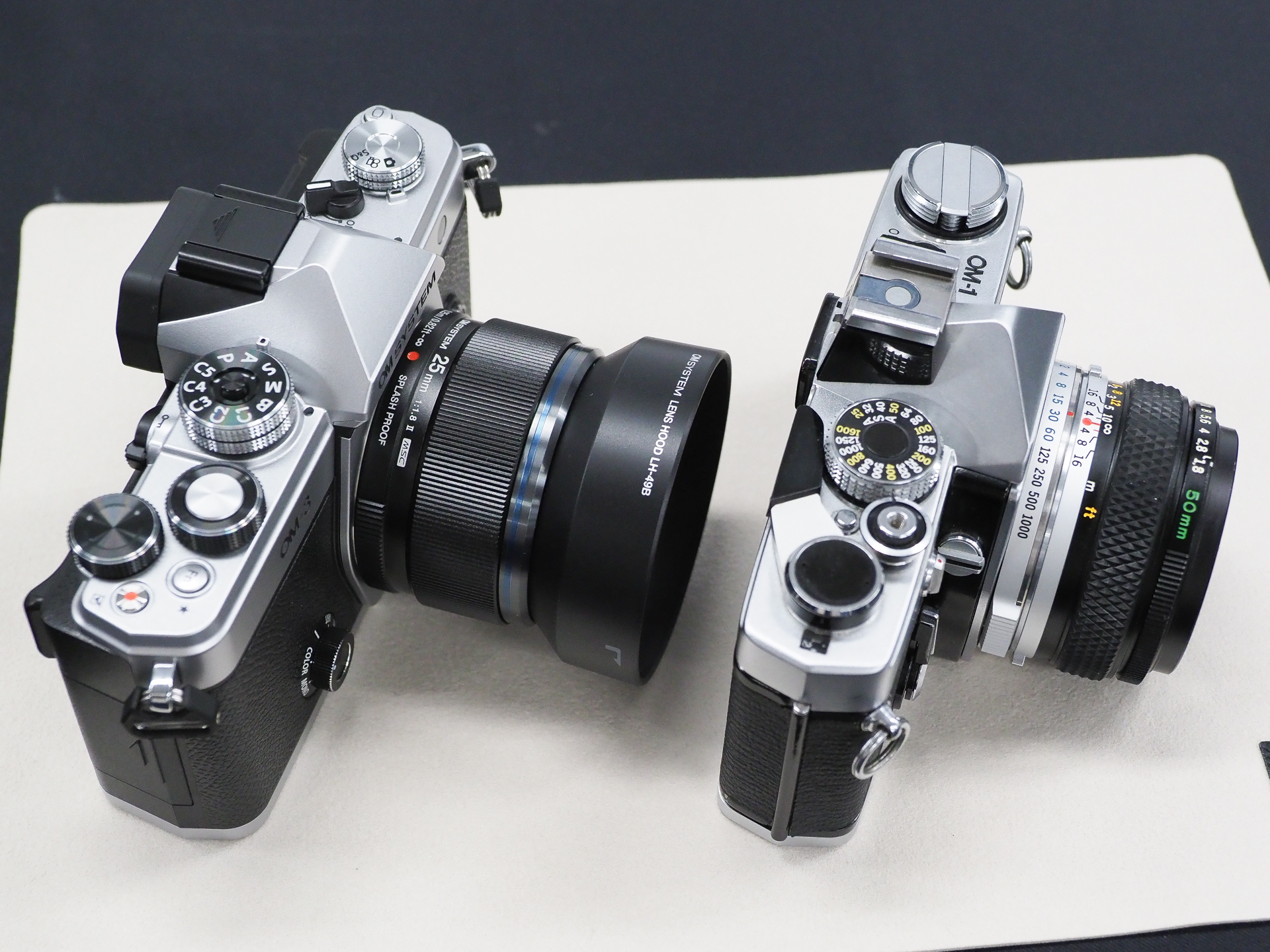 左が「OM SYSTEM OM-3」、右がフィルムカメラの「OLYMPUS OM-1」。