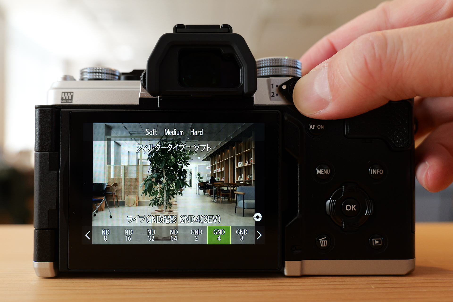 CPボタンを押しながら前ダイヤルを回すと、モード選択ができる