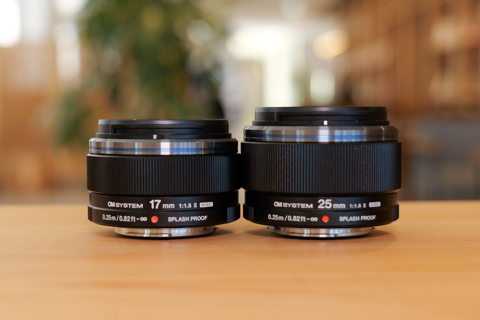 「M.ZUIKO DIGITAL 17mm F1.8 lI」（左）と「M.ZUIKO DIGITAL 25mm F1.8 II」（右）