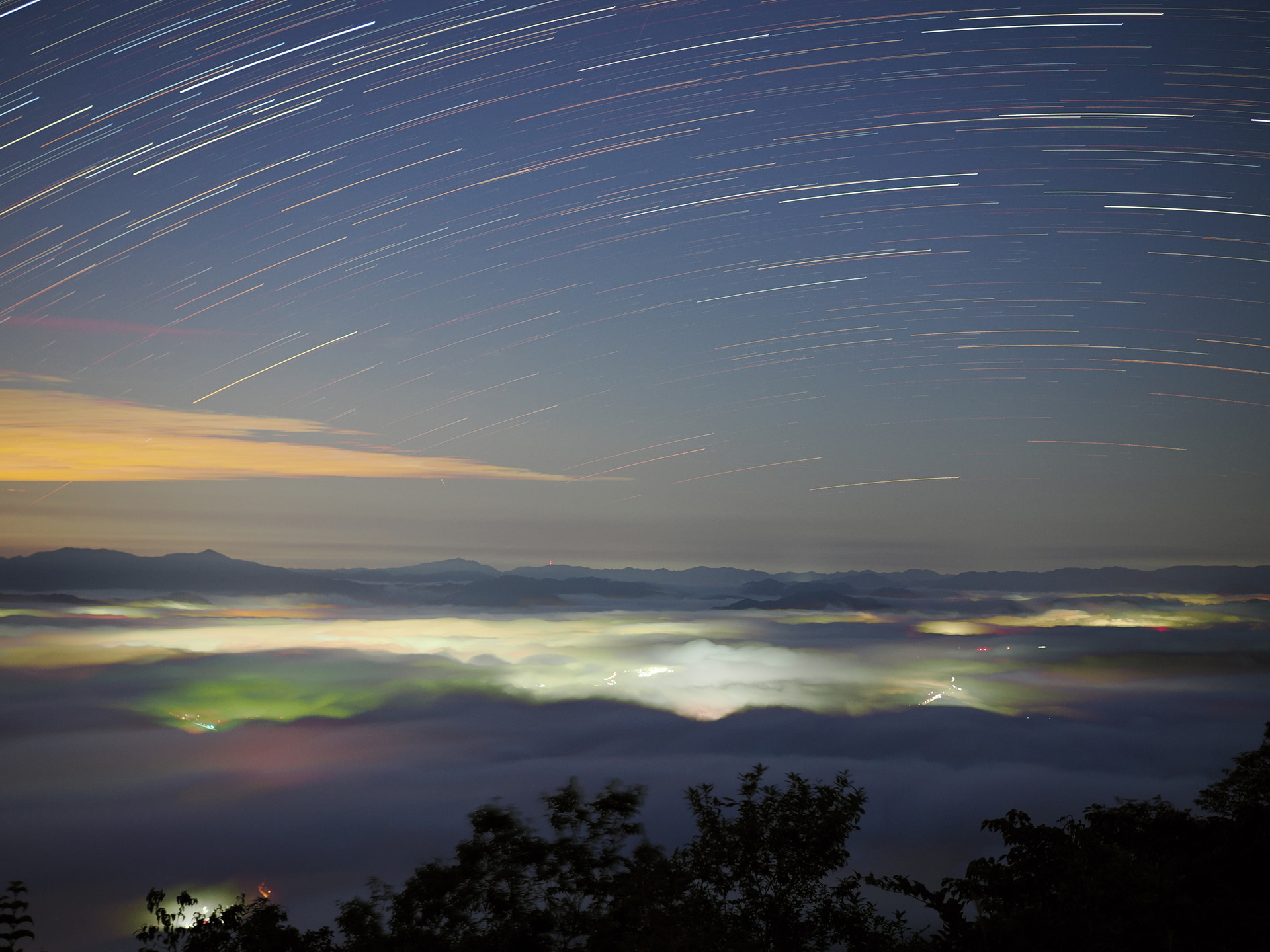 ライブコンポジットは、写真の明るさが一定で明るく変化した部分のみが合成される機能。写真は30分間のライブコンポジット撮影によるもので、シャッターボタンを押すだけで簡単に時間の流れを1枚の写真に収められた<br><span class="fnt-85">M.ZUIKO DIGITAL 25mm F1.8 II／25mm（50mm相当）／マニュアル露出（F2.2、30秒）／ISO 800／WB：オート／ライブコンポジット（60コマ）</span>