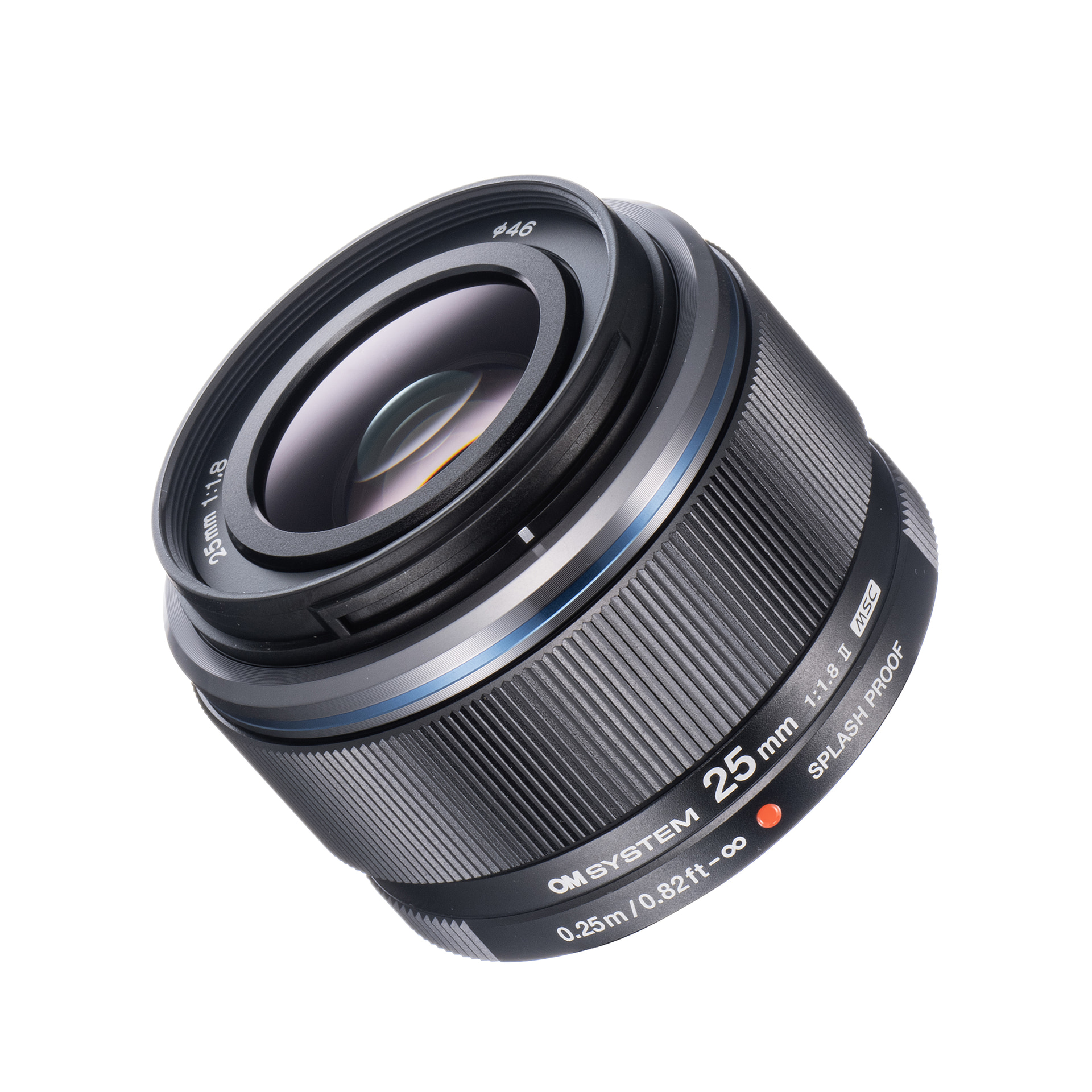 <b>●SPECIFICATION</b><br>レンズ構成：7群9枚<br>最小絞り：F22<br>絞り羽根枚数：7枚（円形）<br>最短撮影距離：0.25m<br>最大撮影倍率：約0.12倍（35mm判換算0.24倍相当）<br>フィルター径：φ46mm<br>外形寸法（最大径×全長）：約59.4×42.0mm<br>質量：約156g<br>　<br>新たに金属外装が採用され高級感のあるデザインとなった。さらに、こちらも防塵・防滴性能を搭載。明るいF値と35mm判換算50mm相当という画角は、風景撮影だけでなくポートレートにも最適だ