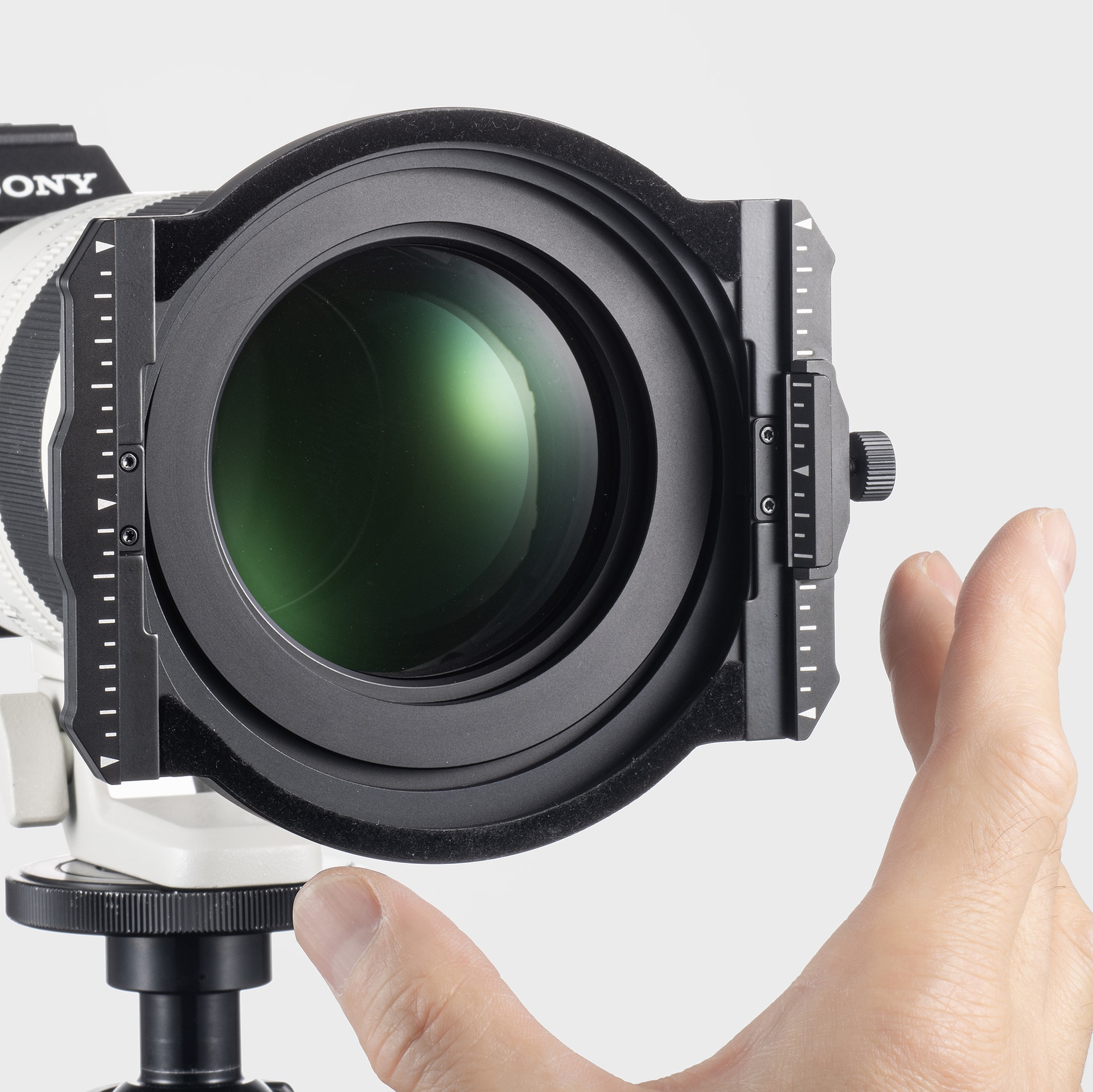レンズの口径に適したアダプターリングを取り付ける。アダプターリングとMark IIIホルダーはマグネットでしっかりと接続される。近くで手を離すと、簡単に固定されるため、手間がかからない