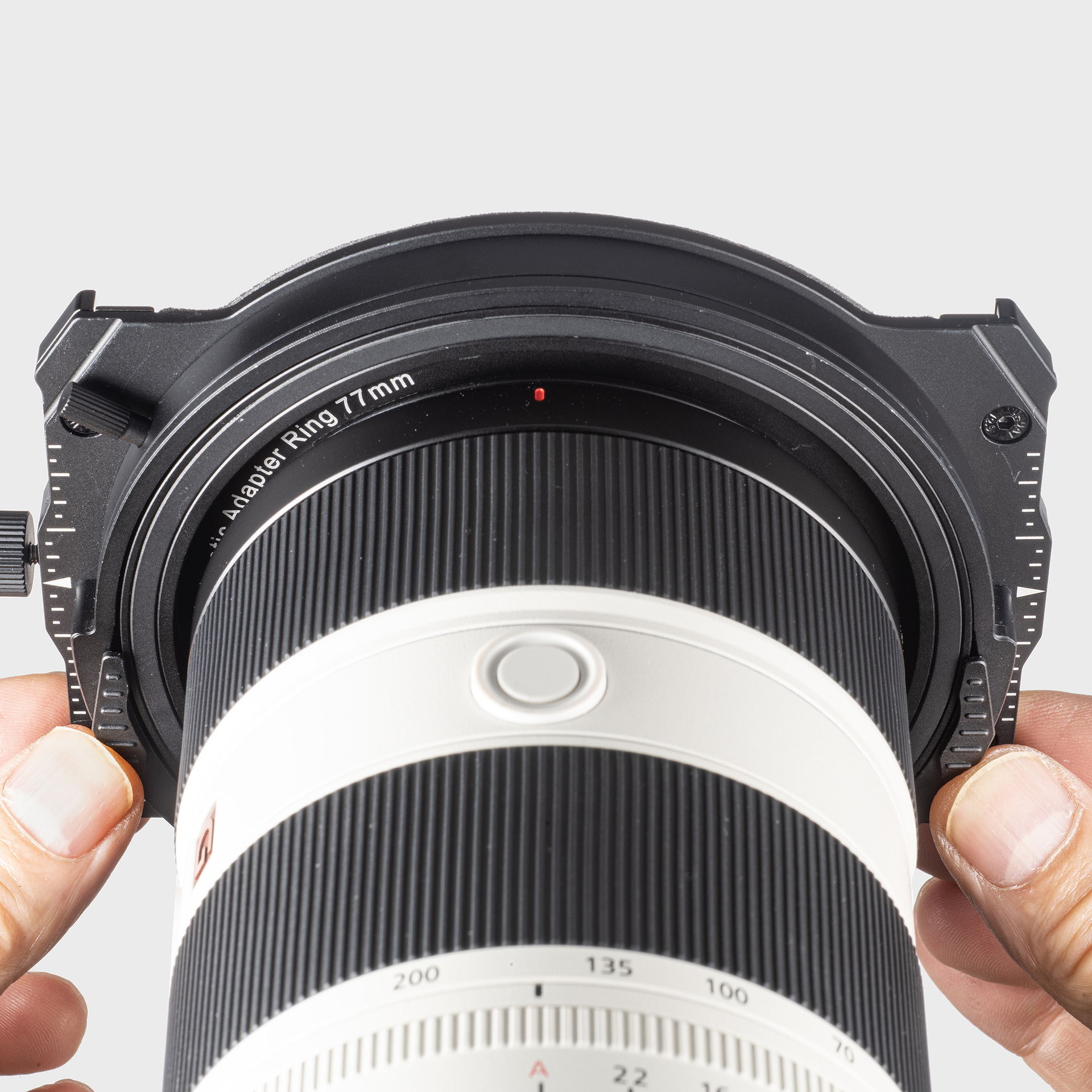 アダプターリングとホルダーを取り付けた後、背面の両側にあるスイッチを上にスライドさせてロックする。動作は滑らかで、操作も容易だ。Mark IIに比べて、装着が格段に迅速に行える