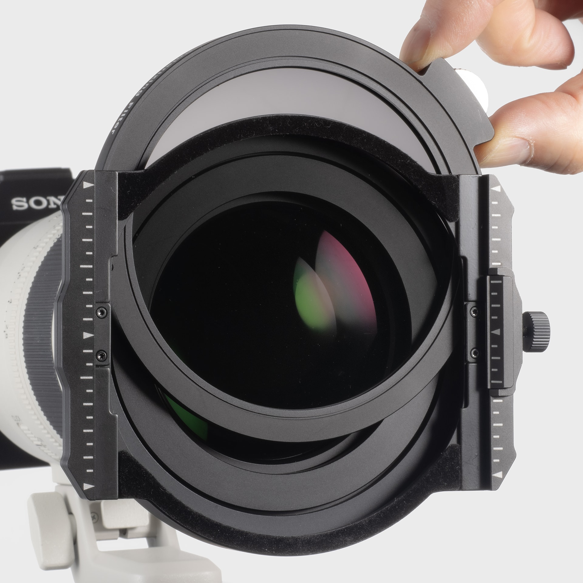 H&Yフィルターホルダーの特徴はCPLフィルターを装着できること。ドロップイン式で上から簡単に差し込むだけ。CPL効果を調整するための回転ダイヤルも大きく、操作がしやすい