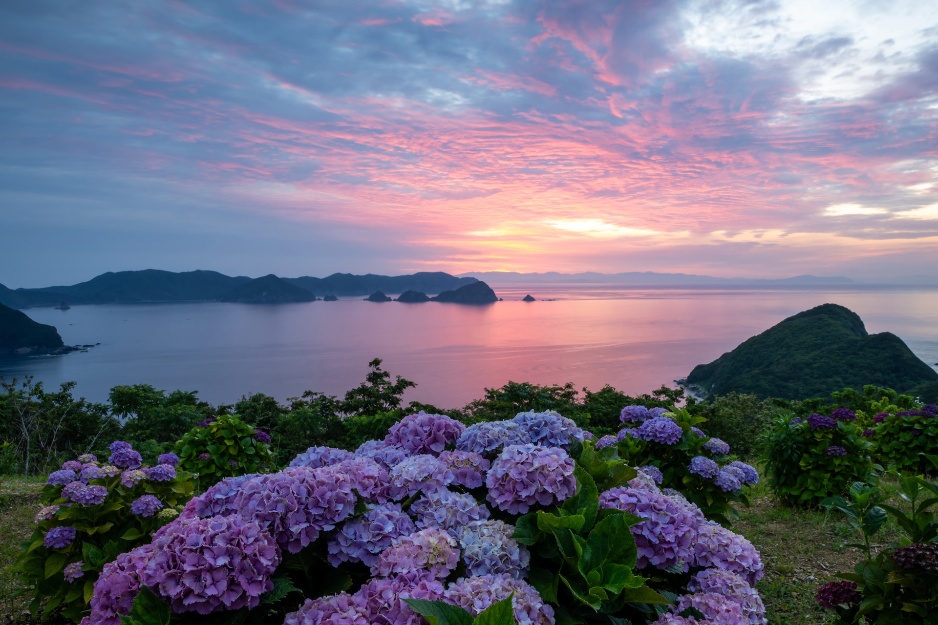 GNDは上部が暗くなっているフィルターだ。上のような空が明るく、手前が暗いシーンで使うことが多い。グラデーションが滑らかなバランサーを使い、もう少し空を暗くしたかったのでソフトを重ねた。H&Yのフィルターはマグネット式であるため、重ね付けが簡単なのも良い点だ<br><span class="fnt-85">ソニー α7R V／FE 16-35mm F2.8 GM／24mm／マニュアル露出（F16、5秒）／ISO 80／WB：オート</span>