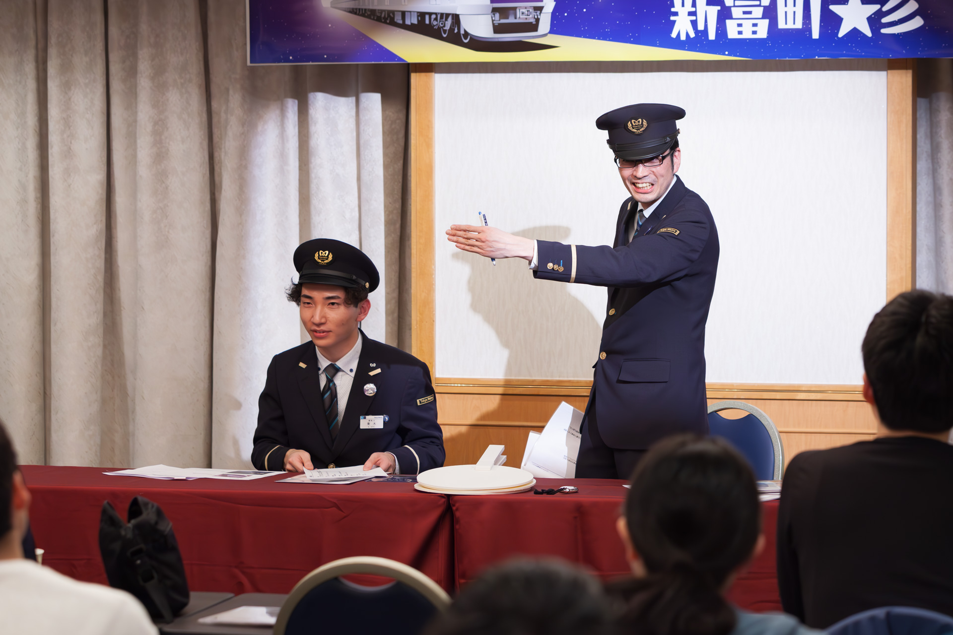 司会の運転士と車掌は半蔵門線の担当。参加者の質問を受けてのトークも盛り上がった