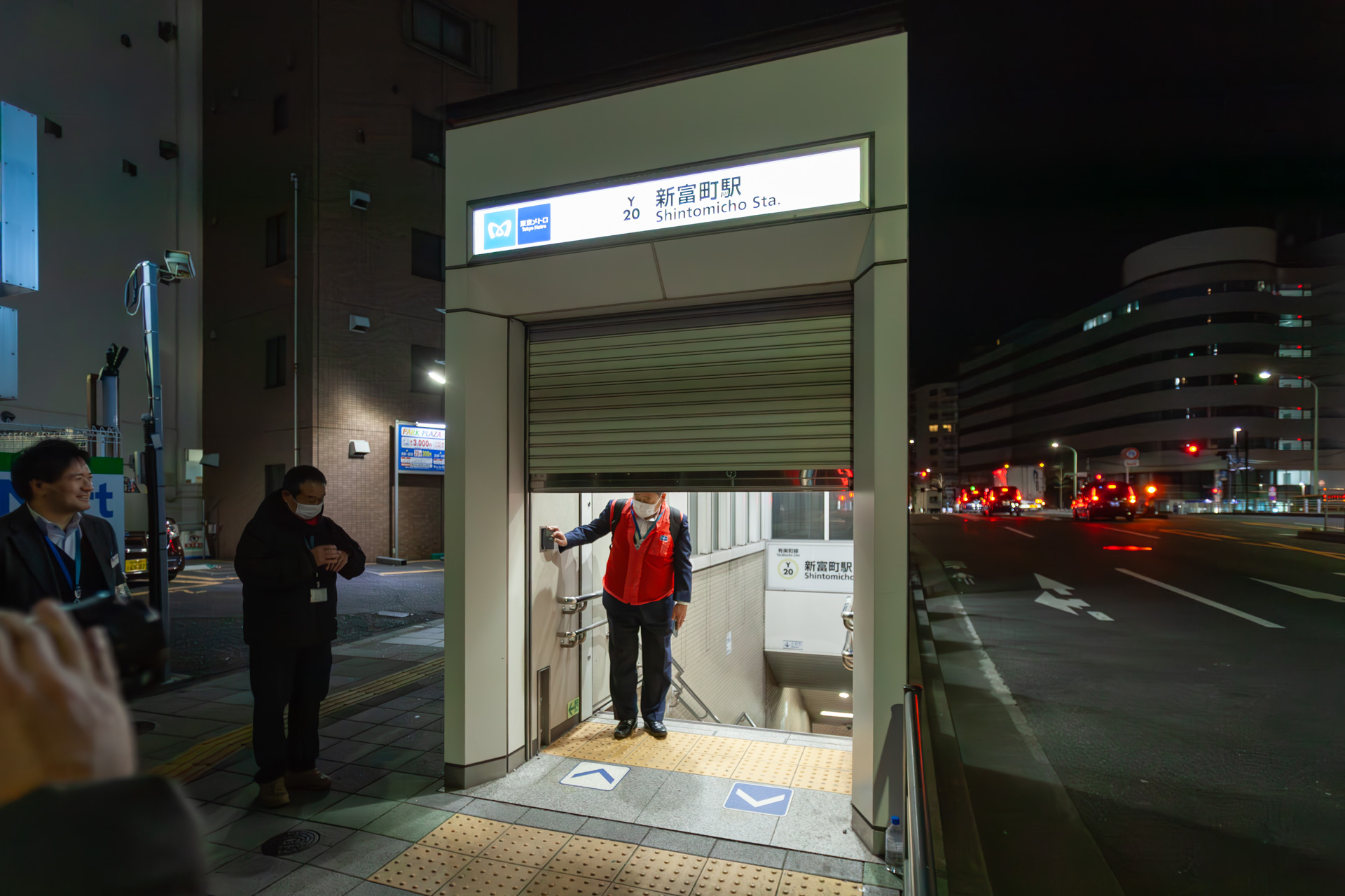 深夜なのでシャッターを開けて駅に向かう