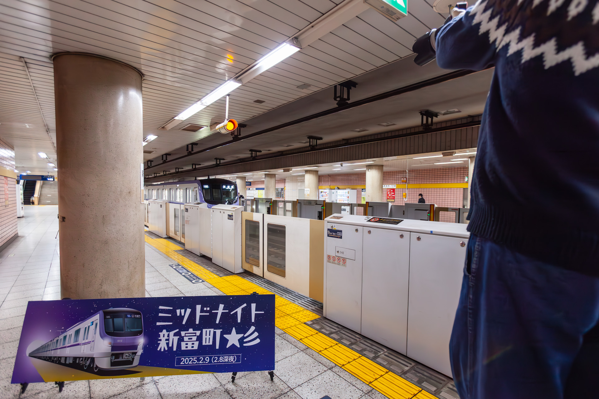 「試運転」の表示でホームに入ってきた18112編成