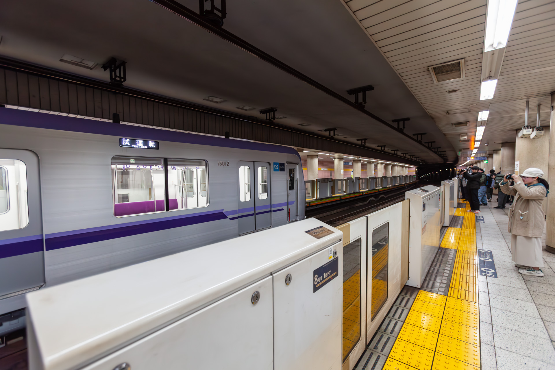 車両近くで撮影することもできた。先頭車両がこの位置で停まるのもまた珍しい