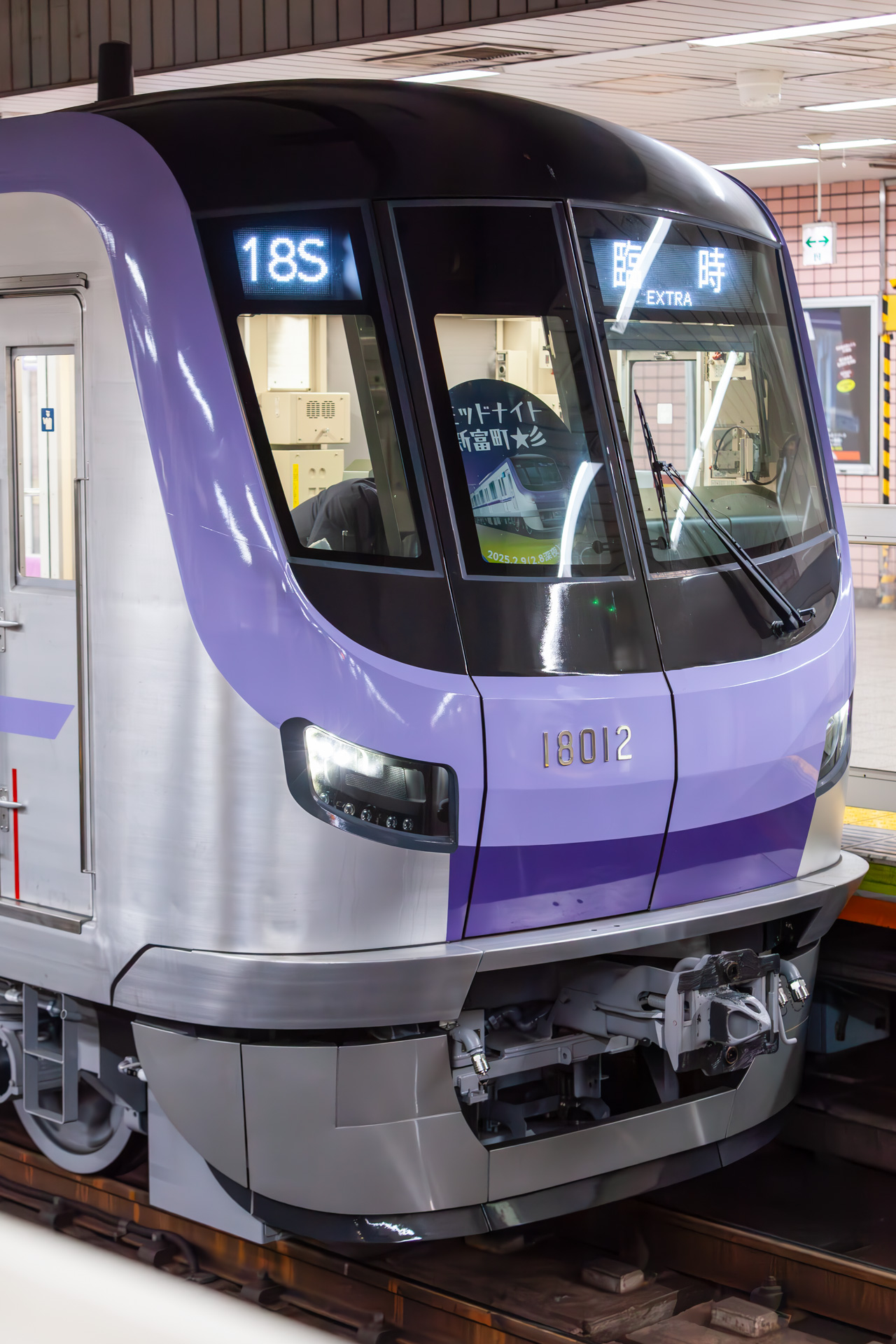 「ミッドナイト新富町☆彡」のマークを車内に掲示