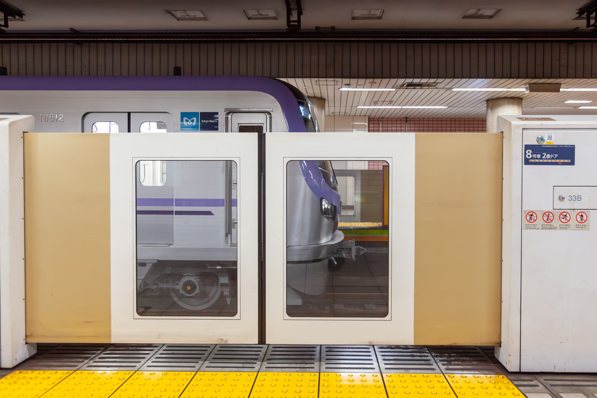 ホームドア越しに見たところ