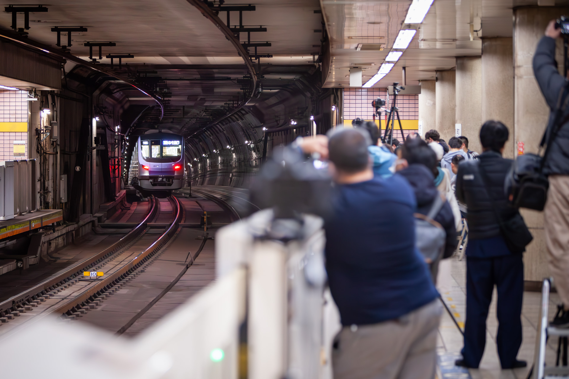 トンネル内を撮影する参加者