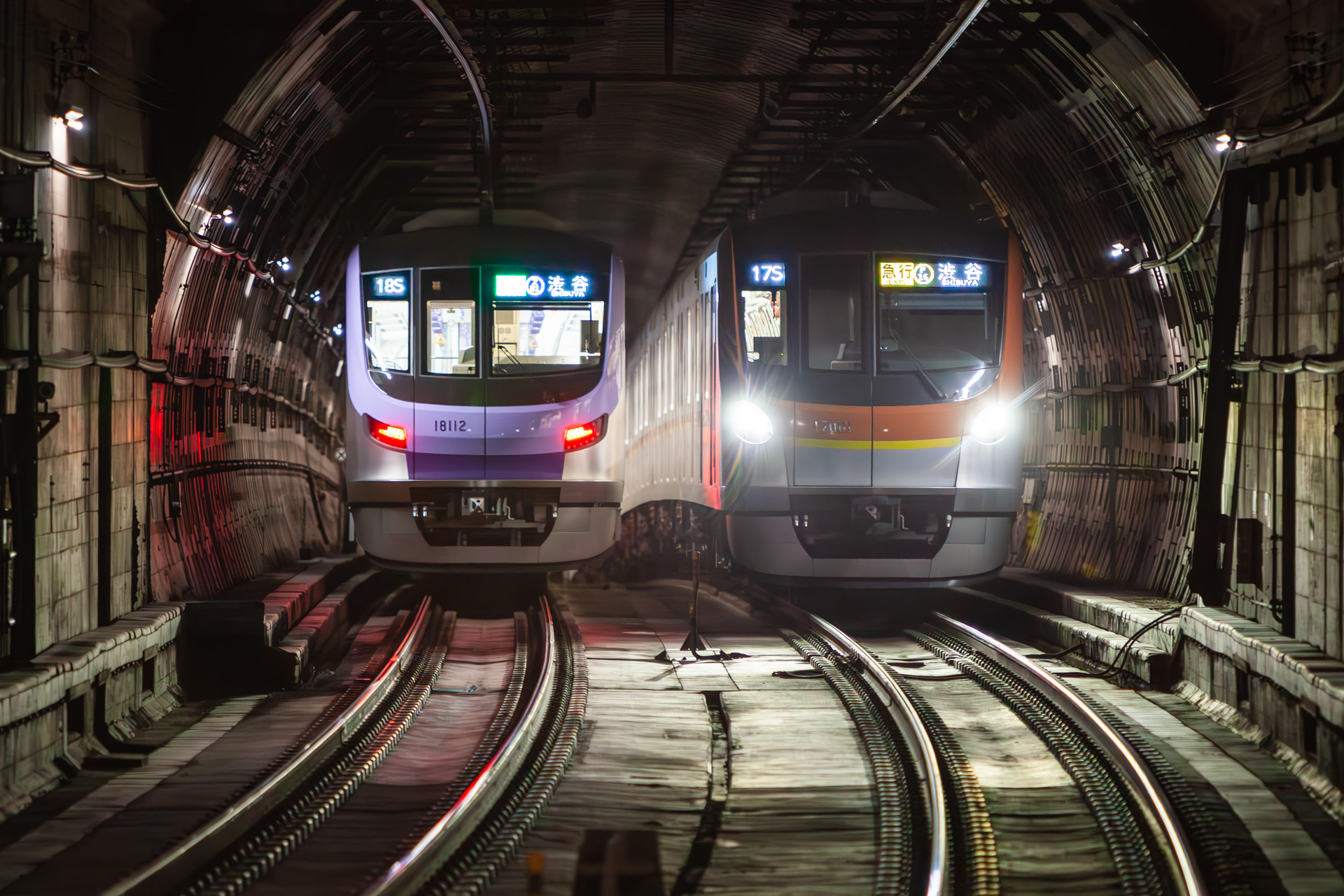 ツーショットはともに「渋谷」行きの表示