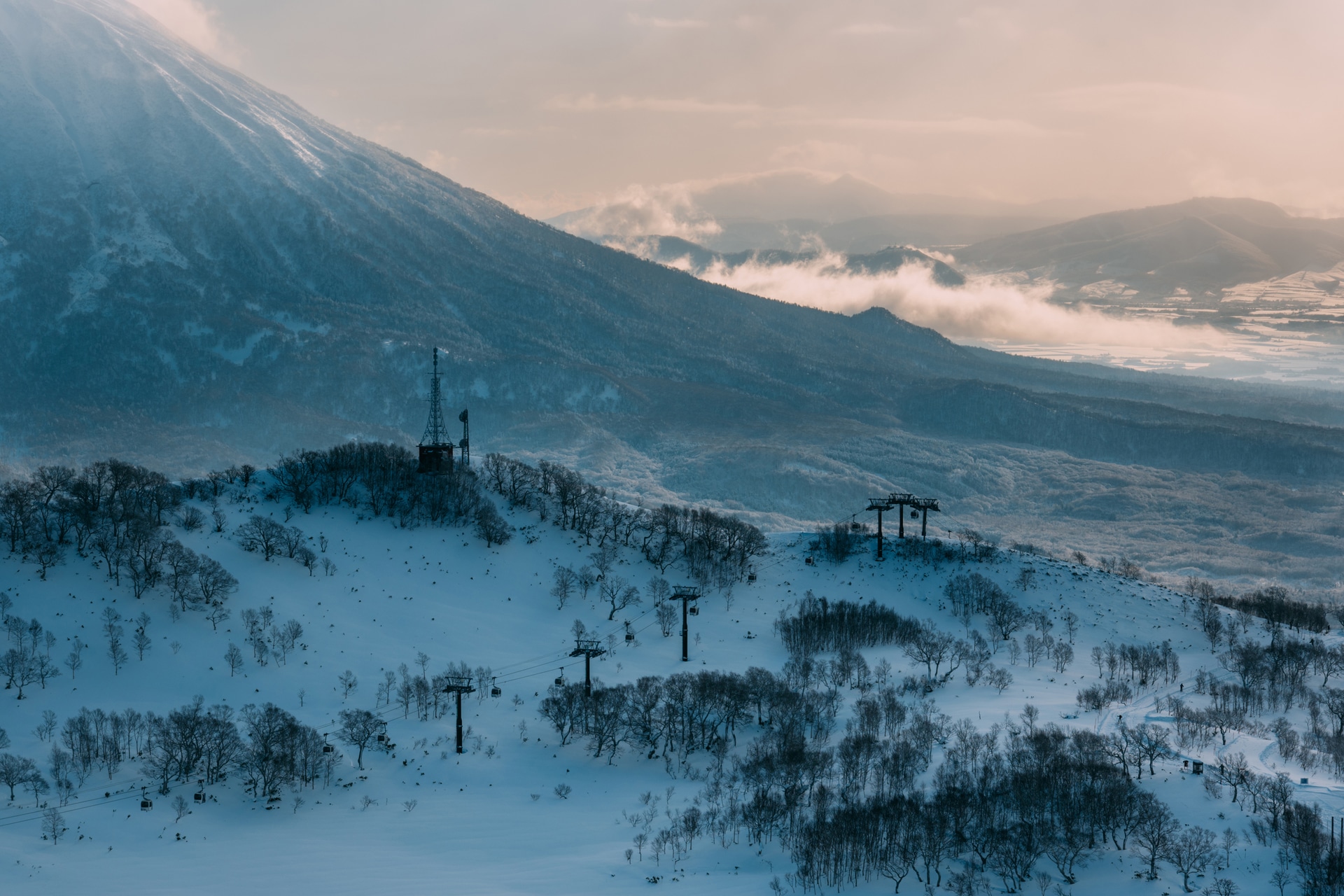 雪上という不安定な足場。望遠レンズの撮影だったため少し不安だったが、約5段分の手ブレ補正機能のおかげでミスショットは全くなかった。羊蹄山の勇姿をしっかりと描けた<br><span class="fnt-85">ライカSL3-S／ライカ バリオ・エルマーSL f5-6.3/100-400mm／100mm／マニュアル露出（F11、1/320秒）／ISO 100／WB：オート</span>