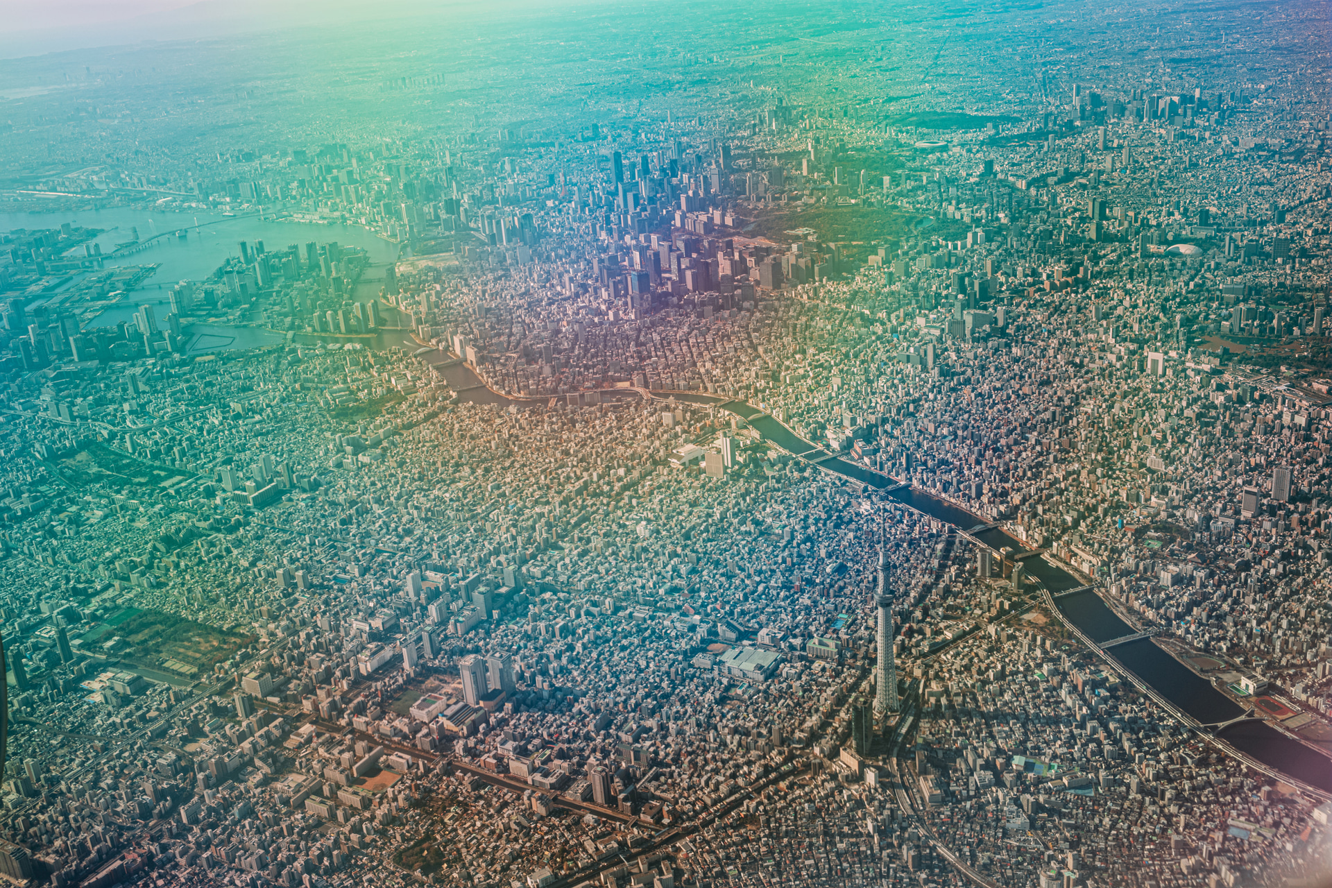 動画を撮影するために可変NDフィルターを付けていたところ、飛行機の窓のフィルターと干渉し、幻日のような光景に。絞り開放での地上の建物の描写も素晴らしく、このレンズの魅力に早速取りつかれてしまった<br><span class="fnt-85">ライカSL3-S／ライカ アポ・ズミクロンSL f2/35mm ASPH.／35mm／マニュアル露出（F2、1/125秒）／ISO 200／WB：オート</span>