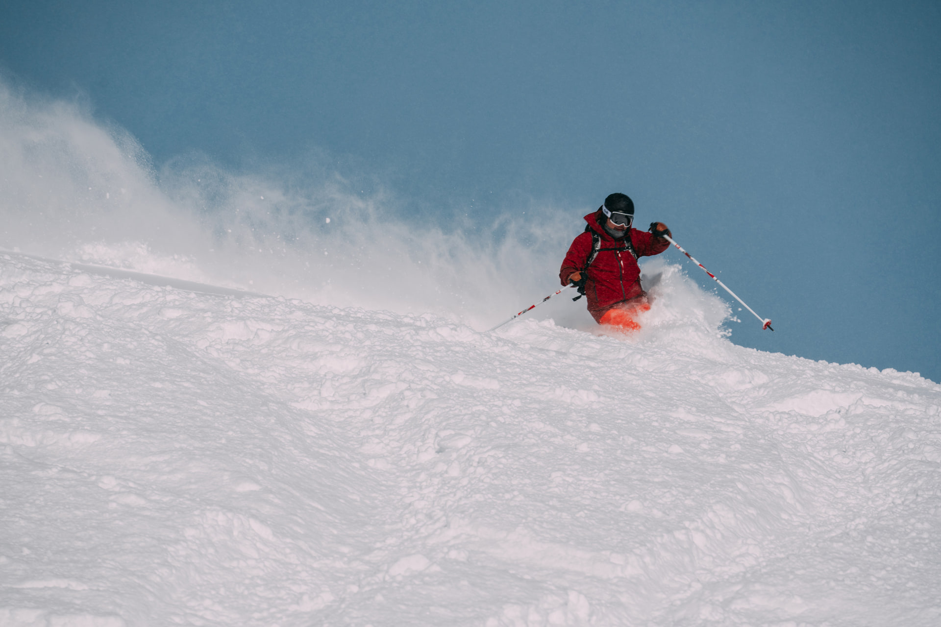 30コマ/秒の連写性能と進化したAFは、パウダーが舞うスキーシーンとも相性が良い。100-400mmの望遠レンズでもブラックアウトフリーの撮影で被写体を見失うことなく、どんな天候でも撮影が存分に楽しめた<br><span class="fnt-85">ライカSL3-S／ライカ バリオ・エルマーSL f5-6.3/100-400mm／291mm／マニュアル露出（F11、1/320秒）／ISO 80／WB：オート</span>