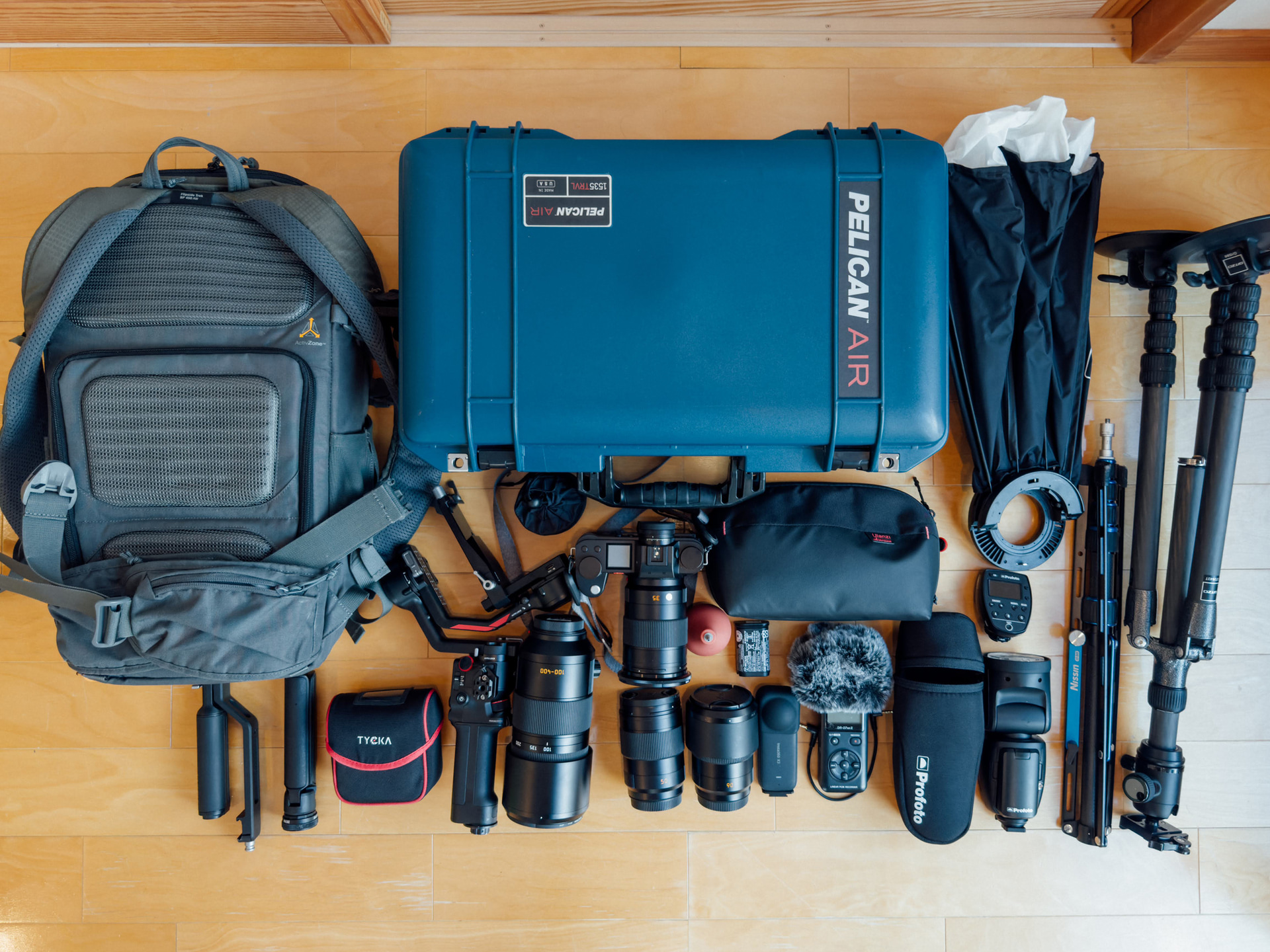 レンズは、ライカ アポ・ズミクロンSL f2/35mm ASPH.、ライカ バリオ・エルマーSL f5-6.3/100-400mm、ライカ アポ・ズミクロンSL f2/50mm ASPH.、ライカ アポ・ズミクロンSL f2/90mm ASPH.の4本を持ち込む