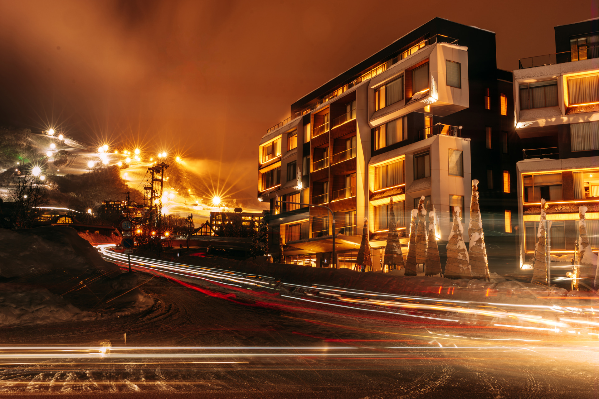 ライカSL3-Sは、その優れたダイナミックレンジで手前の建物からゲレンデに至るまでの階調をしっかり写し撮ってくれる。車の光跡を描くためにISO感度は50まで落とし、F22まで絞っているが長秒撮影などの設定も直感的で操作しやすい<br><span class="fnt-85">ライカSL3-S／ライカ アポ・ズミクロンSL f2/35mm ASPH.／35mm／マニュアル露出（F22、90秒）／ISO 50／WB：日陰</span>