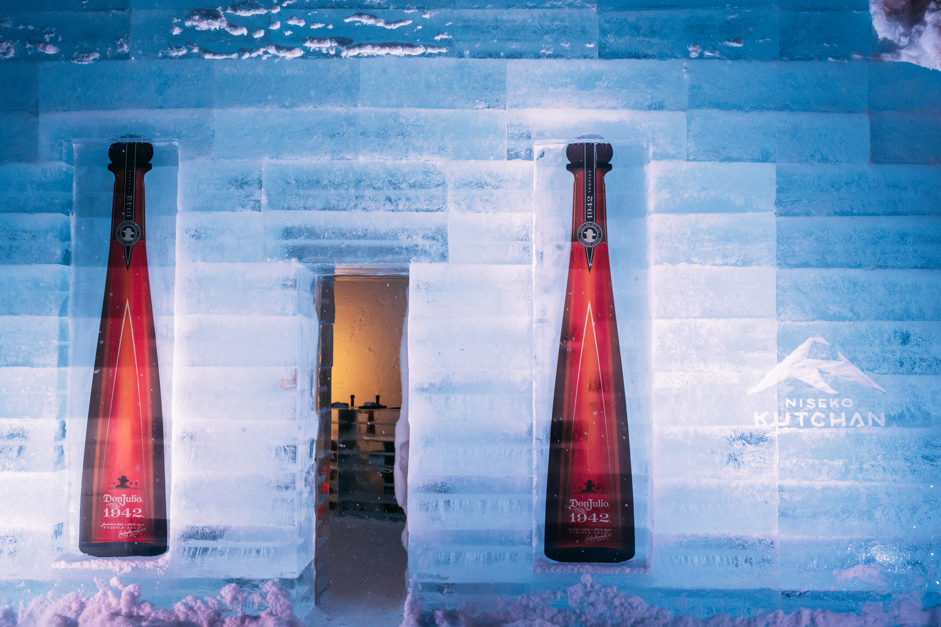 比羅夫（ひらふ）のメイン通りにあるテキーラのポップアップストア。氷のブロックを積み重ねて作られている。氷のテクスチャや光沢などもライカSL3-Sで撮っていると楽しく、こういった所もニセコの魅力の1つだろう<br><span class="fnt-85">ライカSL3-S／ライカ アポ・ズミクロンSL f2/35mm ASPH.／35mm／マニュアル露出（F4、1/200秒）／ISO 3200／WB：晴天</span>