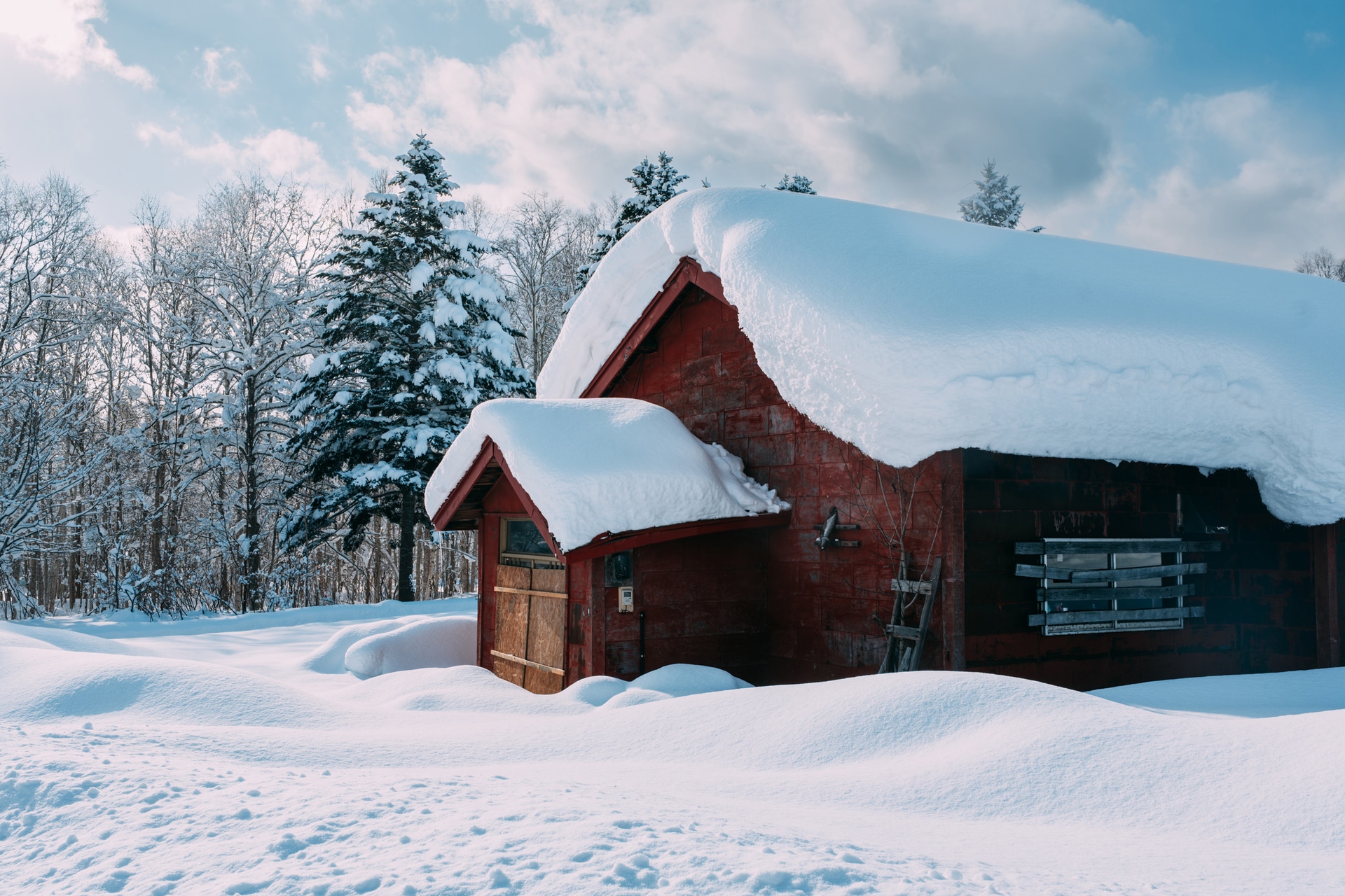 優れたカメラは新たな発見や場所へと導いてくれる。赤茶けた壁の質感と積もった雪、空の青などは10年通ったニセコでもライカとでなければ出合えなかった景色だと思う<br><span class="fnt-85">ライカSL3-S／ライカ アポ・ズミクロンSL f2/35mm ASPH.／35mm／マニュアル露出（F11、1/200秒）／ISO 100／WB：晴天</span>