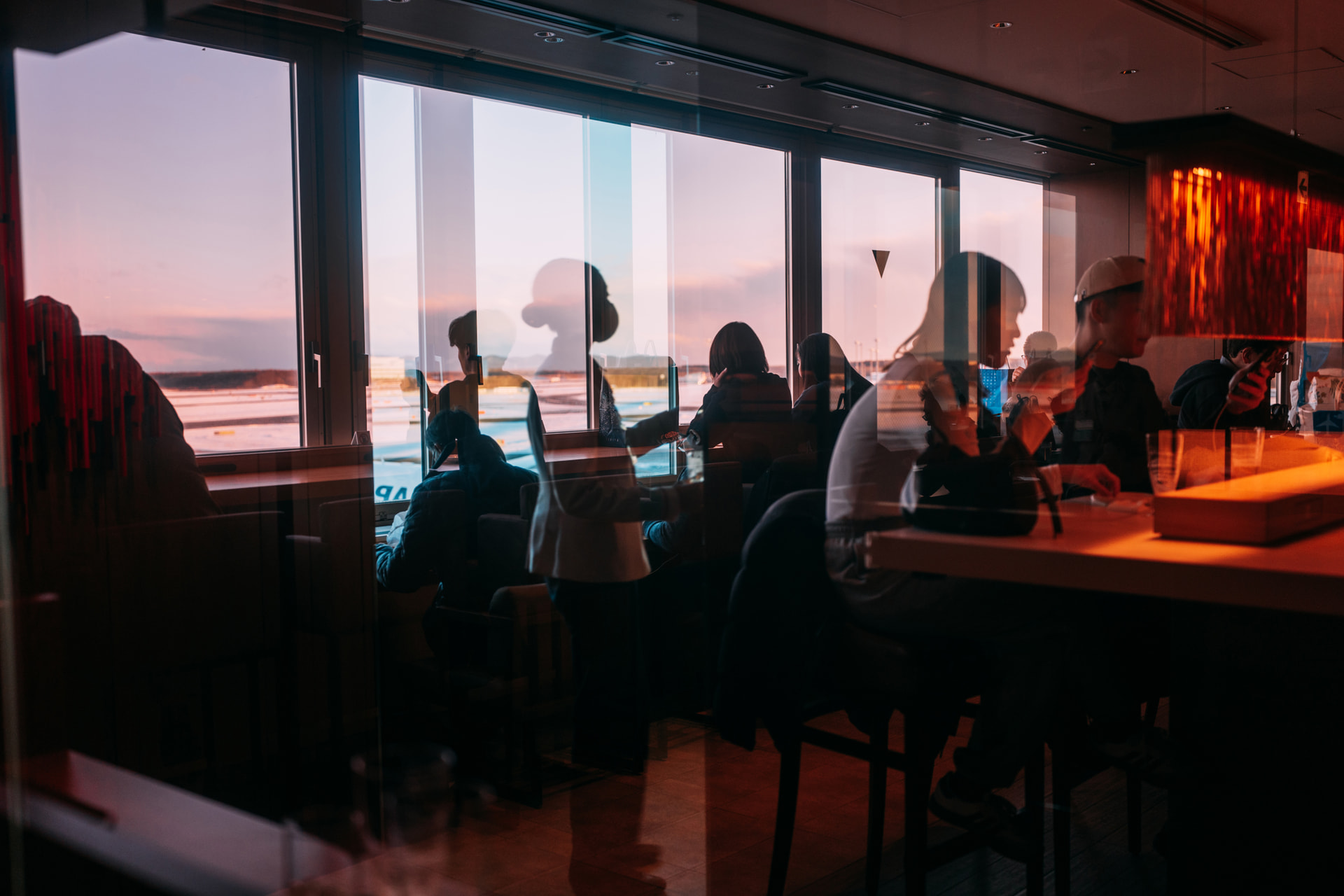 帰りの空港でさえもライカSL3-Sの画力に突き動かされるようにシャッターを切りたくなった。ピントが迷いやすいシチュエーションだが、ゾーンAFに設定したところ、思ったところにスッと合焦してくれた<br><span class="fnt-85">ライカSL3-S／ライカ アポ・ズミクロンSL f2/35mm ASPH.／35mm／マニュアル露出（F2、1/50秒）／ISO 200／WB：曇天</span>