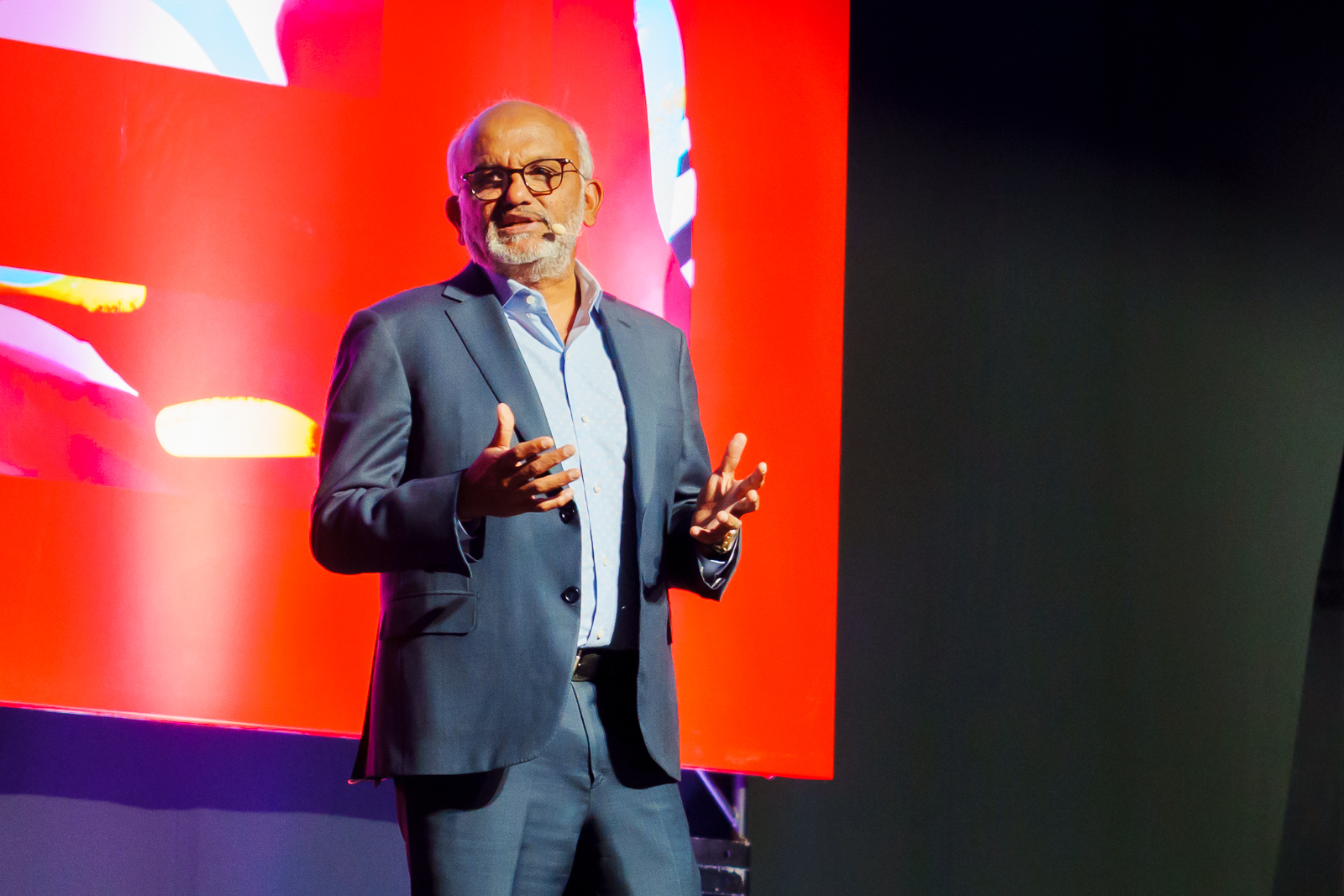 同イベントでは初の登壇となった米Adobe CEOのシャンタヌ・ナラヤン氏