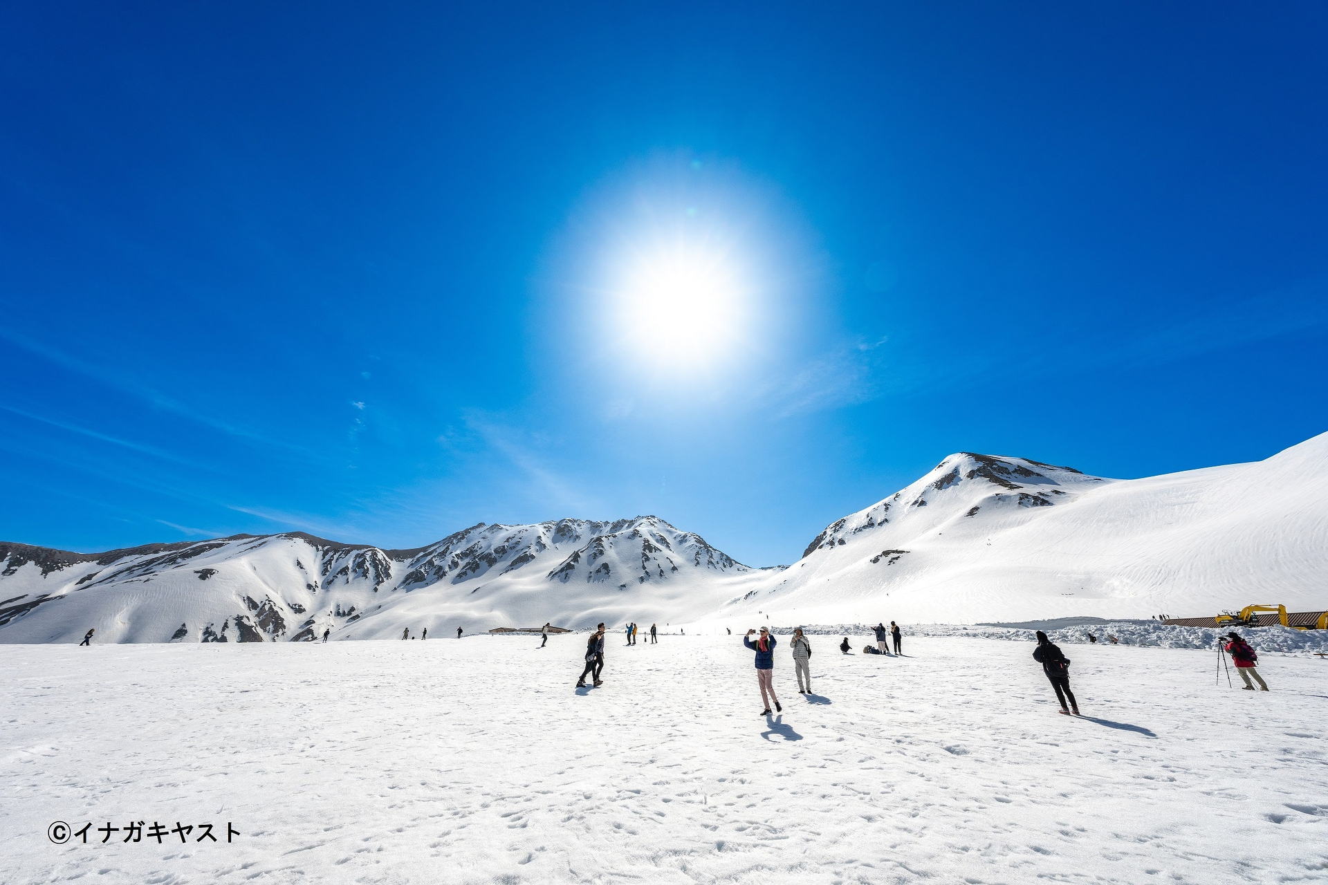 室堂平では4月から6月まで雪景色を楽しめる