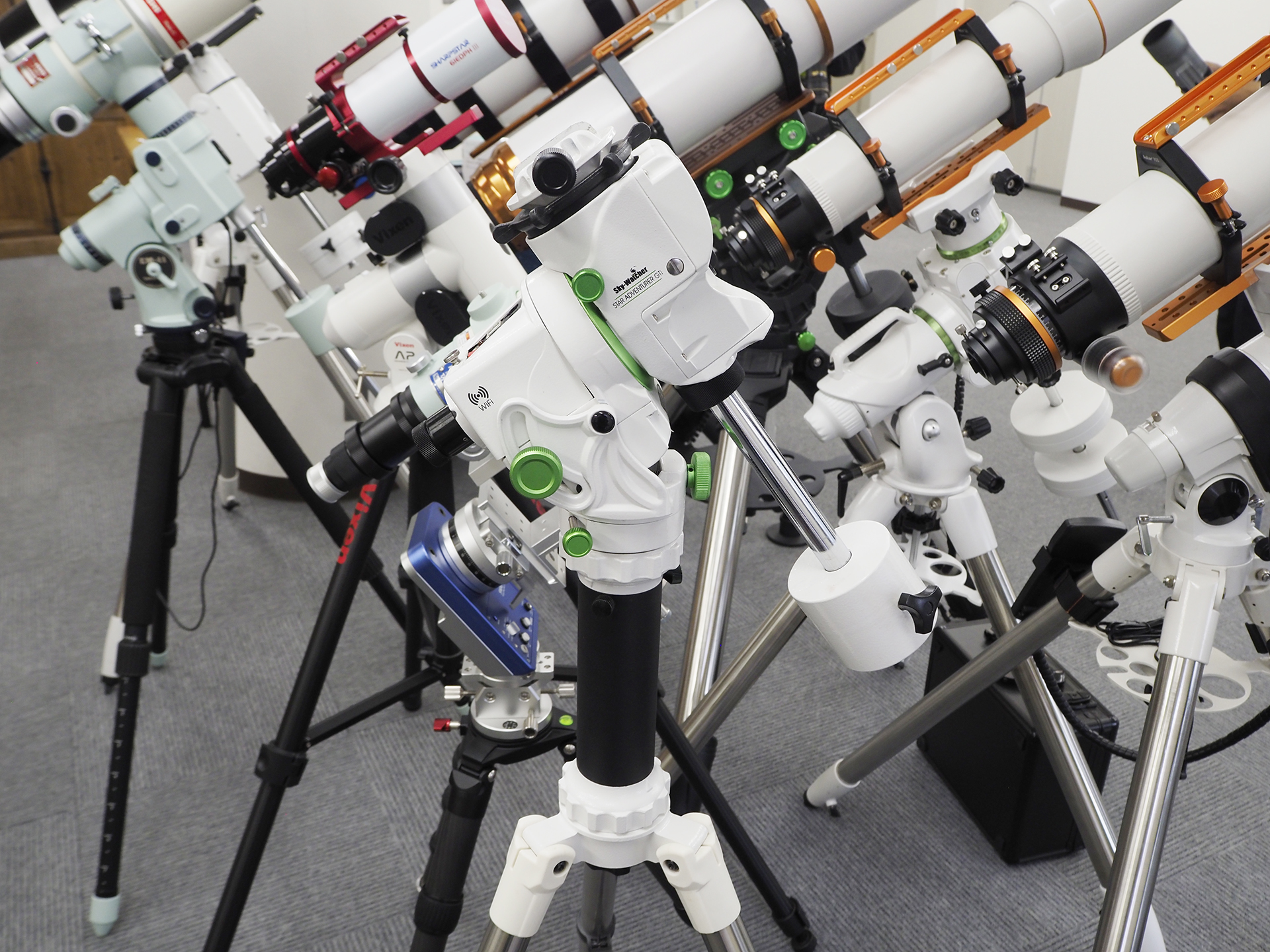 シュミット（サイトロンジャパンのショールーム）には多くの架台が並ぶ