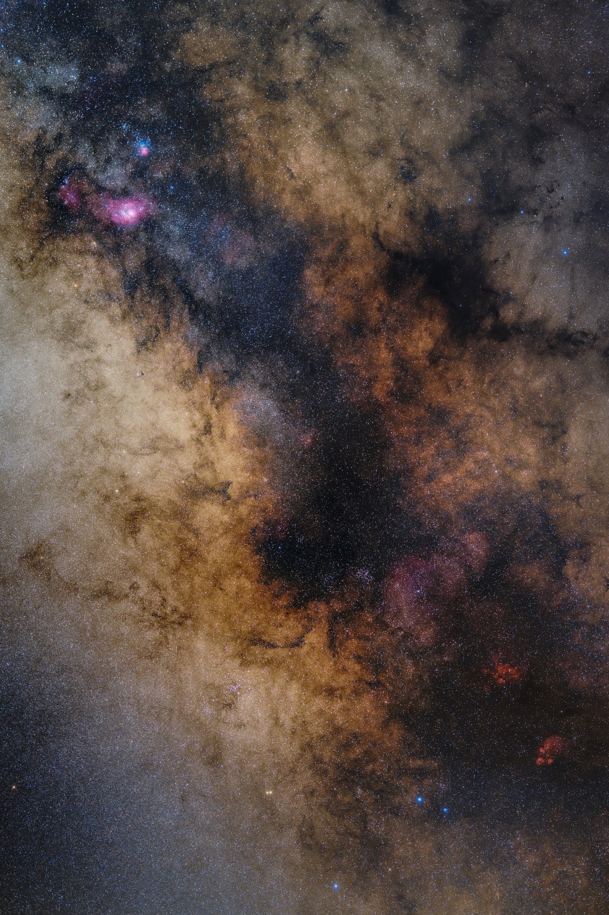 天の川の中心部<br>EOS RP／SIGMA 105mm F1.4 DG HSM | Art（撮影：k.watanabe／株式会社サイトロンジャパン）