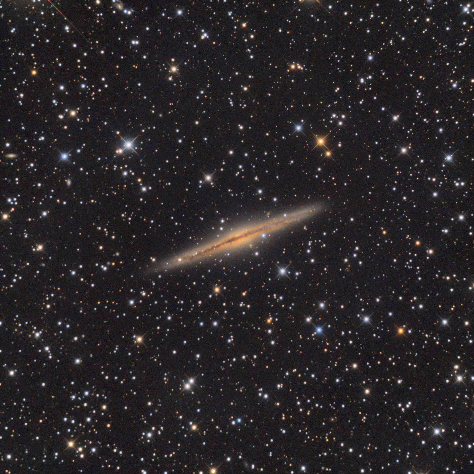 アンドロメダ座のエッジオン銀河「NGC891」（撮影：k.watanabe／株式会社サイトロンジャパン）