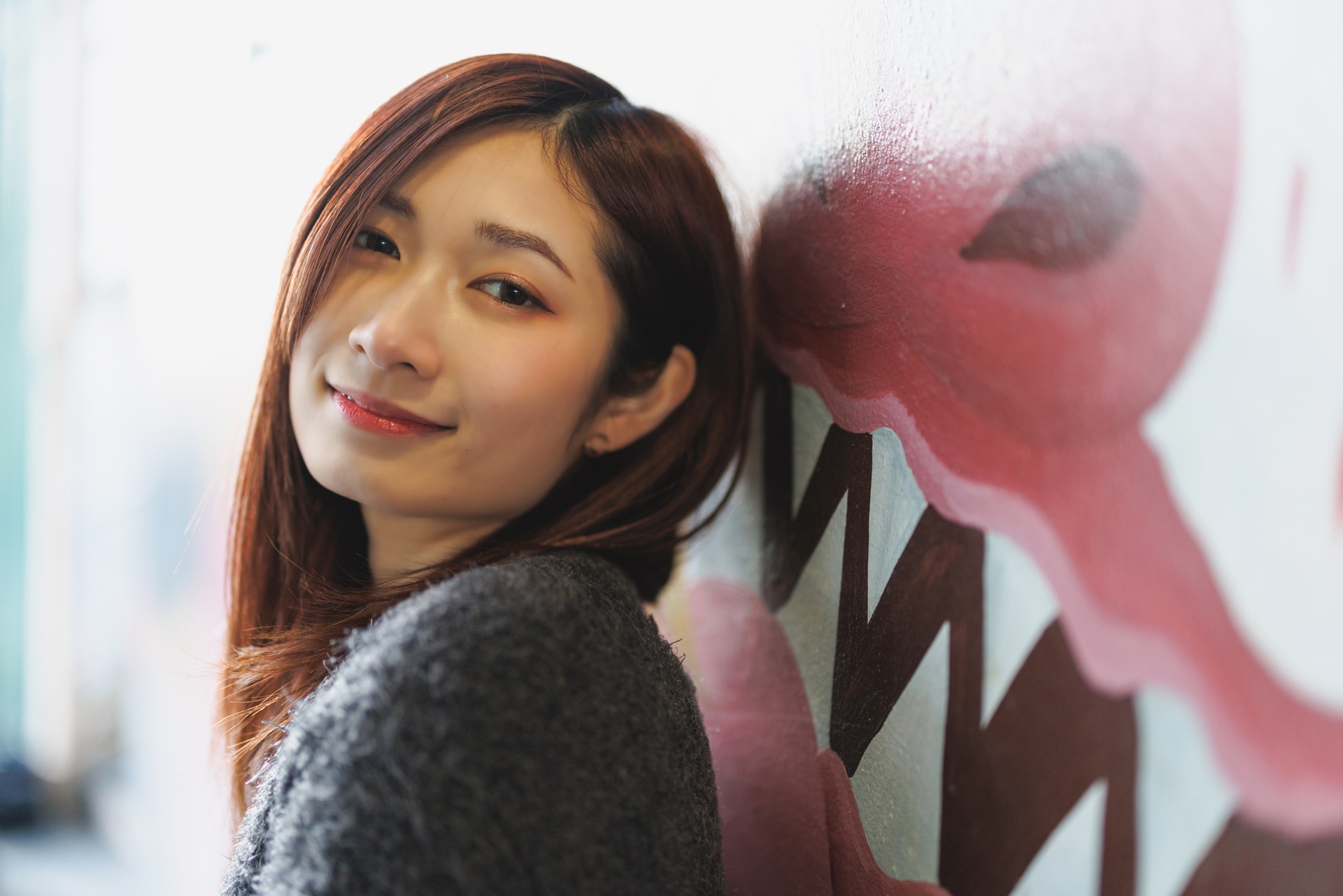 奥から光が差し込む高架下で逆光気味に撮影。RF50mm F1.2 L USMの開放絞りで柔らかい描写を狙う。これ以上近づくと奥の目がぼけ過ぎてしまうので、被写体との距離感に気を配りながら撮影している（モデル：大野舞）<br><span class="fnt-85">キヤノン EOS R5 Mark II／RF50mm F1.2 L USM／50mm／マニュアル露出（F1.2、1/250秒）／ISO 400／WB：オート</span>